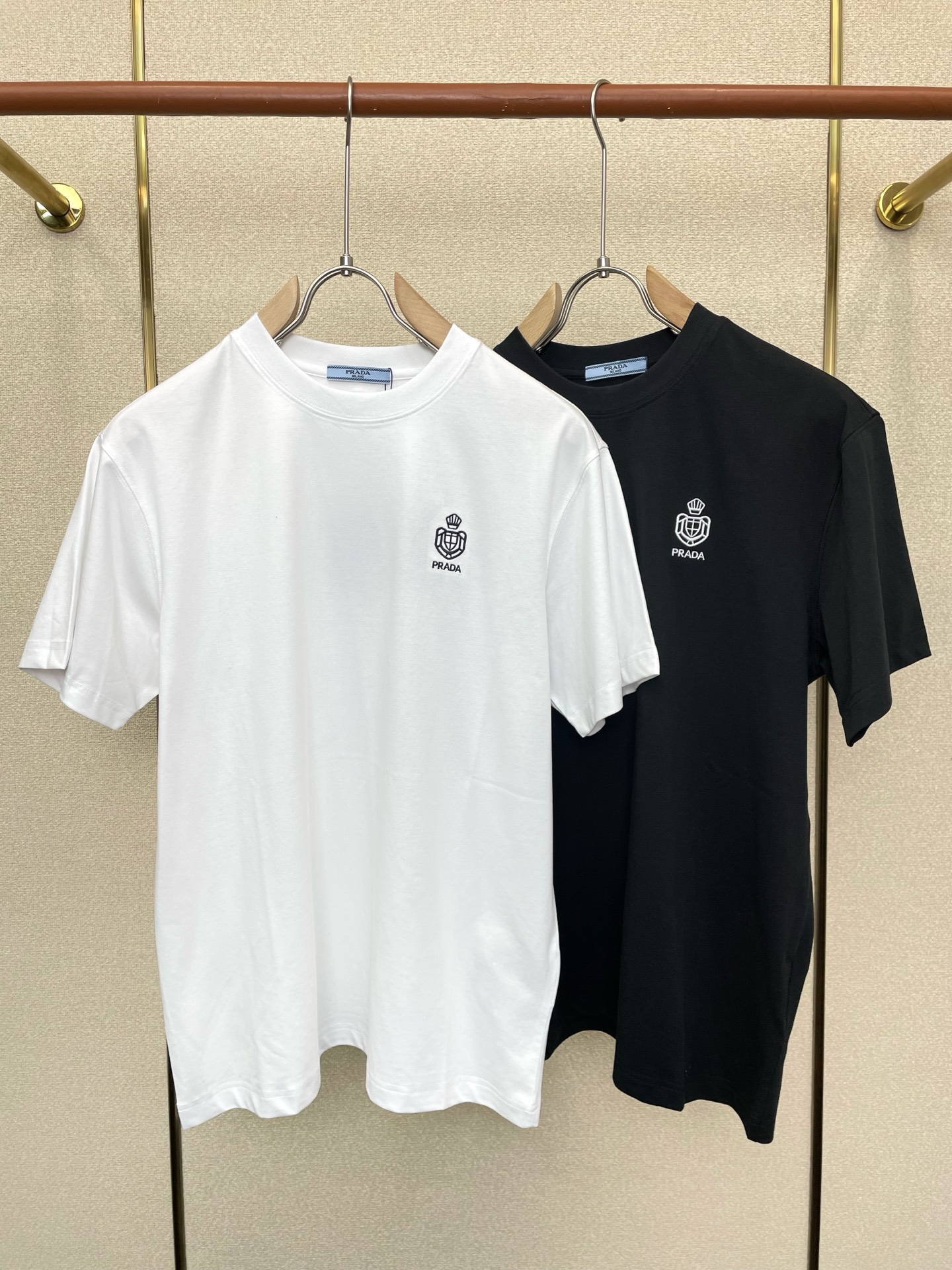 NO:744234,.Prada exclusively supplies new original men's casual short-sleeves. High-end customization. High-end version. Fashionable and versatile imported fabrics. Super soft and delicate feel. Skin-friendly and comfortable to wear. High-end boutique. The upper body is exquisitely made by the factory. A must-have item for men. Three complete standards. Size S-2XL, prada, prada, T-shirt,19860909.Prada普拉达独家专供新款原单男士休闲短袖 高端定制 高端版本 时尚百搭爆款进口面料 手感超柔软细腻 穿着亲肤舒适 高端精品 代工厂精细做上身非常赞 男士必备单品 三标齐全 码数S-2XL,,prada,prada,T-shirt,,Men's clothing