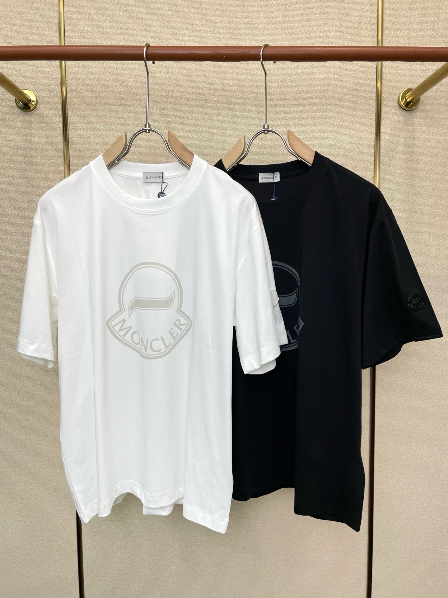 NO:744327,.Moncler Moncler Men's Men's Casual Short Sleeves are exclusively available for new models. High-end customization. High-end versions. Fashionable and versatile imported fabrics. Super soft and delicate to the touch. Skin-friendly and comfortable to wear. High-end boutique. The upper body is exquisitely made by the factory. A must-have item for men. Complete with three labels. Size S-2XL, Moncler, T-shirt,19860909.Moncler蒙口独家专供新款原单男士休闲短袖 高端定制 高端版本 时尚百搭爆款进口面料 手感超柔软细腻 穿着亲肤舒适 高端精品 代工厂精细做上身非常赞 男士必备单品 三标齐全 码数S-2XL,,Moncler,T-shirt,,Men's clothing