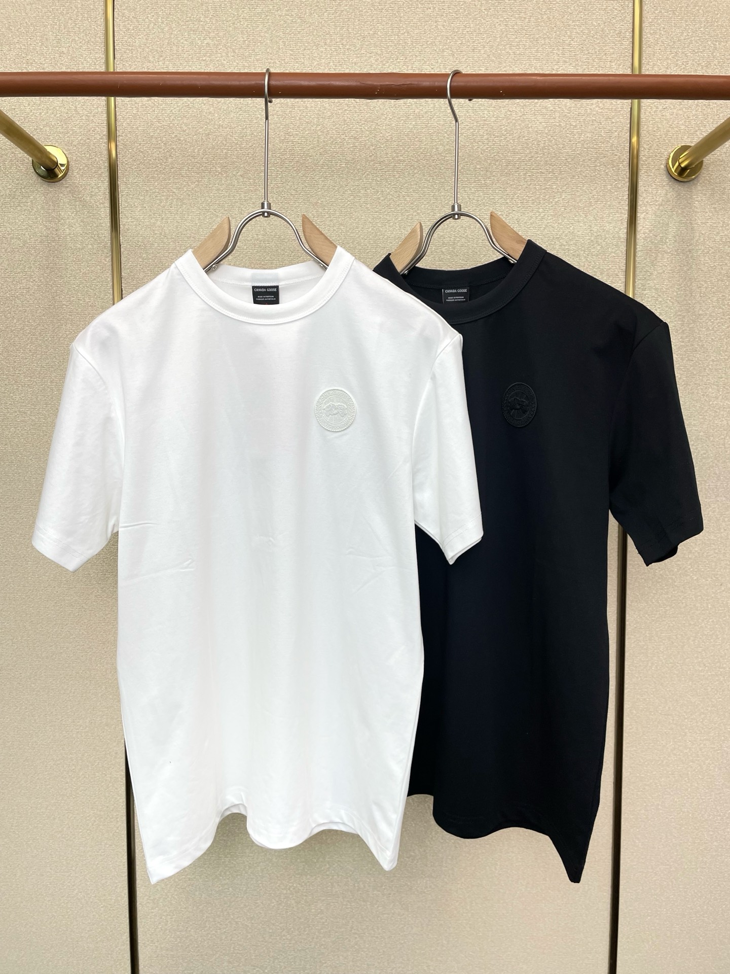 NO:744190,.CANADA Goose exclusively supplies new original men's casual short-sleeves, high-end customization, high-end version, fashionable and versatile imported fabrics, super soft and delicate to the touch, skin-friendly and comfortable to wear, high-end boutique, factory-made fine upper body is very good, men's must-have items, three complete standards, size S-2XL,, T-shirt,19860909.CANADA Goose加拿大鹅独家专供新款原单男士休闲短袖 高端定制 高端版本 时尚百搭爆款进口面料 手感超柔软细腻 穿着亲肤舒适 高端精品 代工厂精细做上身非常赞 男士必备单品 三标齐全 码数S-2XL,,T-shirt,,Men's clothing