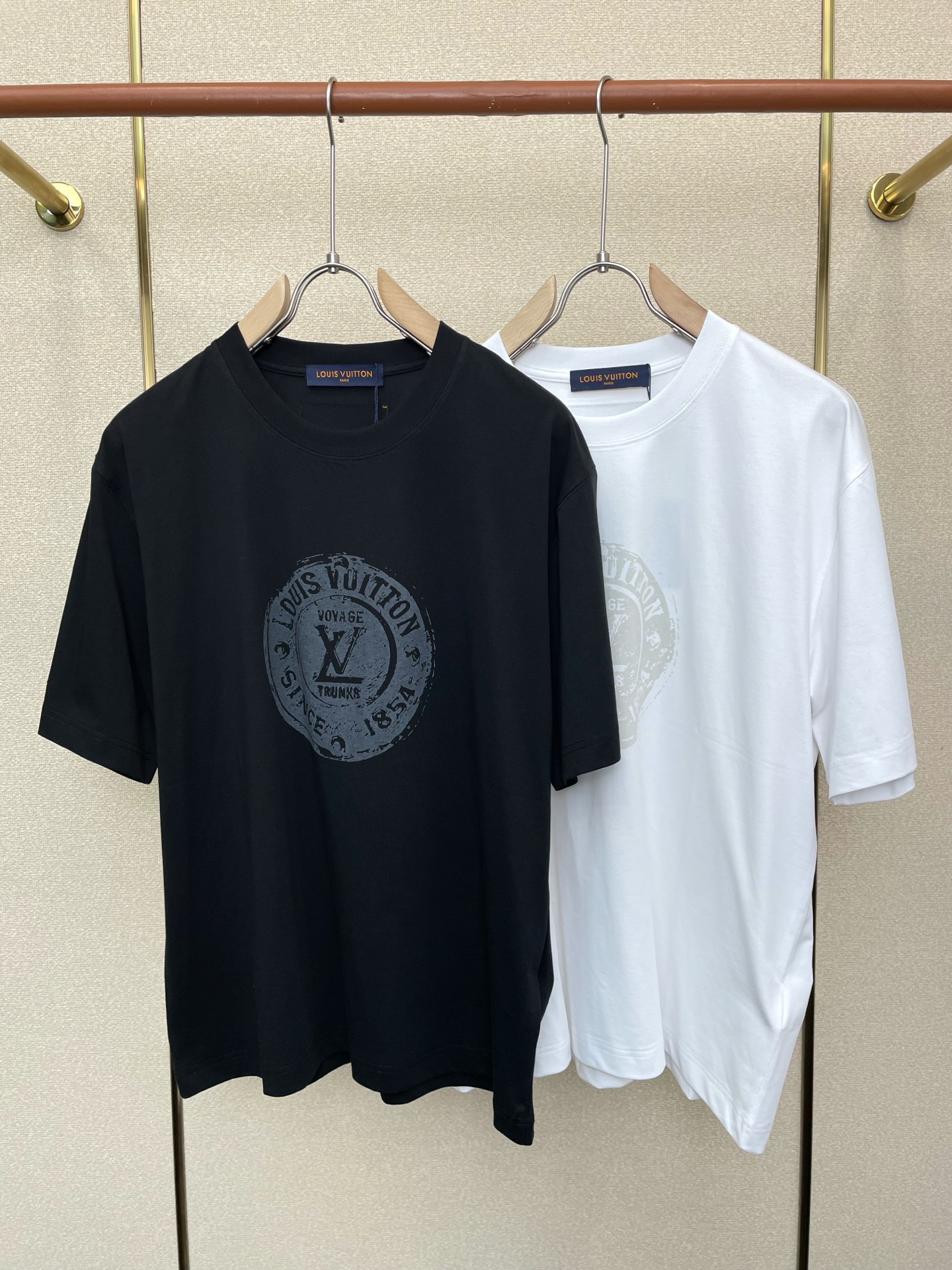 NO:744272,.Louis Vuitton Louis Vuitton exclusively provides new original men's casual short sleeves. High-end customization. High-end version. Fashionable and versatile imported fabrics. Super soft and delicate feel. Skin-friendly and comfortable to wear. High-end boutique. The upper body is exquisitely made by the factory. A must-have item for men. Three complete standards. Size S-2XL,,louis vuitton,louis vuitton,T-shirt,19860909.Louis Vuitton路易威登独家专供新款原单男士休闲短袖 高端定制 高端版本 时尚百搭爆款进口面料 手感超柔软细腻 穿着亲肤舒适 高端精品 代工厂精细做上身非常赞 男士必备单品 三标齐全 码数S-2XL,,louis vuitton,louis vuitton,T-shirt,,Men's clothing