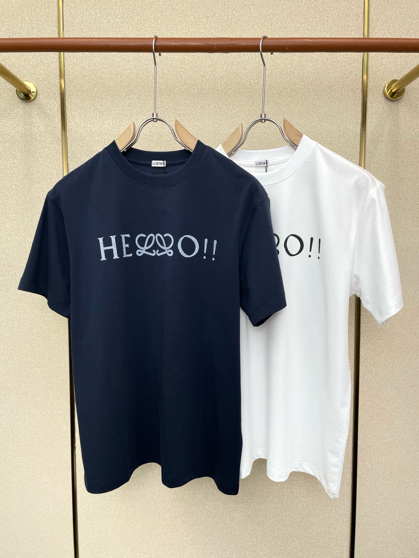 NO:744268,.LOEWE exclusively supplies new original men's casual short-sleeves, high-end customization, high-end version, fashionable and versatile imported fabrics, super soft and delicate to the touch, skin-friendly and comfortable to wear, high-end boutique, the upper body is exquisitely made by the factory, a must-have item for men, complete with three standards, size S-2XL,,loewe,loewe,T-shirt,19860909.LOEWE罗意威独家专供新款原单男士休闲短袖 高端定制 高端版本 时尚百搭爆款进口面料 手感超柔软细腻 穿着亲肤舒适 高端精品 代工厂精细做上身非常赞 男士必备单品 三标齐全 码数S-2XL,,loewe,loewe,T-shirt,,Men's clothing