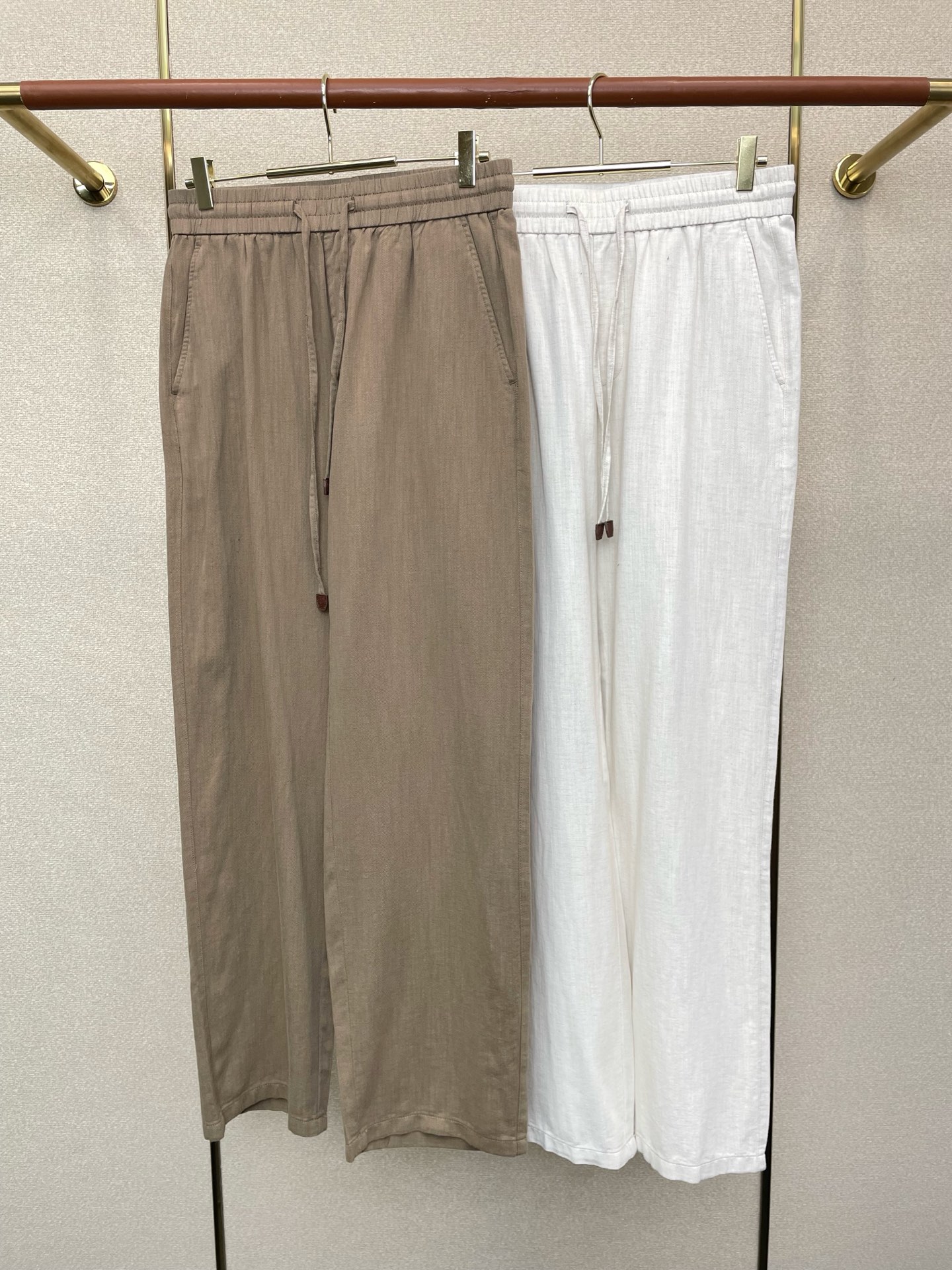 NO:744267,.BC-Brunello Cucineli Brunello Cucineli exclusive new casual pants high-end version!  Custom-made fabrics at the counter are highly breathable and comfortable, with impeccable details and brand element design concepts, reflecting high quality. It feels delicate and soft!  It presents a casual cut and the upper body shape is awesome!  Size M-3XL,, brunello cucinelli,19860909.BC-Brunello Cucineli 布鲁内洛 库奇内利独家专供新款休闲裤 高端版本！专柜定制面料 透气舒适度高,细节无可挑剔,品牌元素设计理念,体现高品质.手感细腻柔软！呈现休闲裁剪,上身版型超赞！码数M-3XL,,brunello cucinelli,,Men's clothing