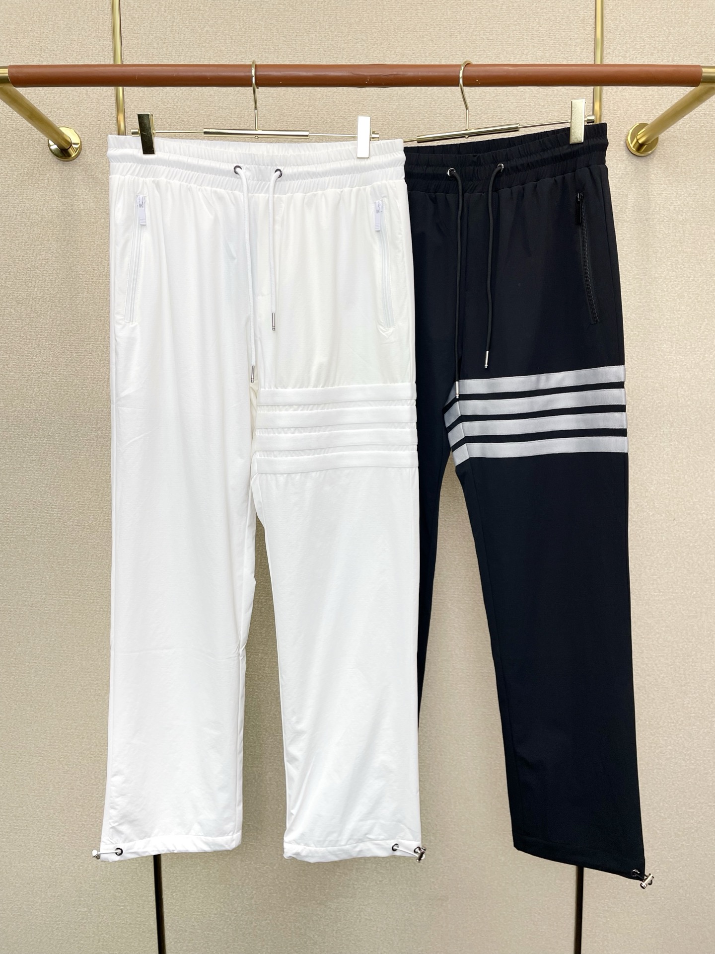 NO:744273,.Thom Browne is the exclusive high-end version of new casual pants!  Custom-made fabrics at the counter are highly breathable and comfortable, with impeccable details and brand element design concepts, reflecting high quality. It feels delicate and soft!  It presents a casual cut and the upper body shape is awesome!  Size M-3XL,,thom browne,19860909.Thom Browne汤姆布朗独家专供新款休闲裤 高端版本！专柜定制面料 透气舒适度高,细节无可挑剔,品牌元素设计理念,体现高品质.手感细腻柔软！呈现休闲裁剪,上身版型超赞！码数M-3XL,,thom browne,,Men's clothing