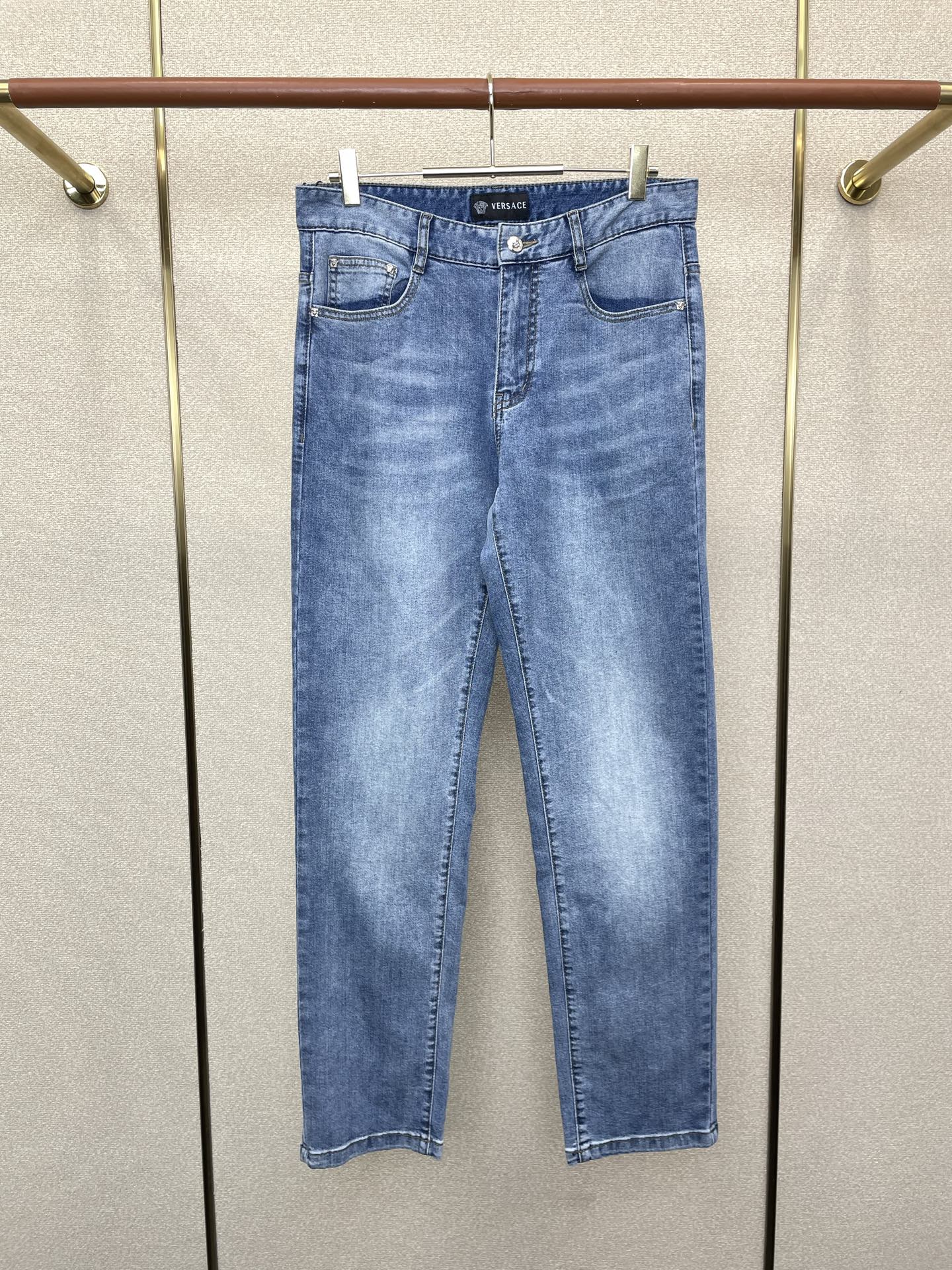 NO:744258,.VERSACE Versace exclusively provides high-end versions of new casual jeans. Custom-made fabrics at the counter. Highly breathable and comfortable, with impeccable details. The brand element design concept embodies high quality. It feels delicate and soft!  It presents a casual cut and the upper body shape is awesome!  Code number 29-40,,versace,versace,jeans,19860909.VERSACE范思哲独家专供新款休闲牛仔裤高端版本 专柜定制面料 透气舒适度高,细节无可挑剔,品牌元素设计理念,体现高品质.手感细腻柔软！呈现休闲裁剪,上身版型超赞！码数29-40,,versace,versace,jeans,,Men's clothing