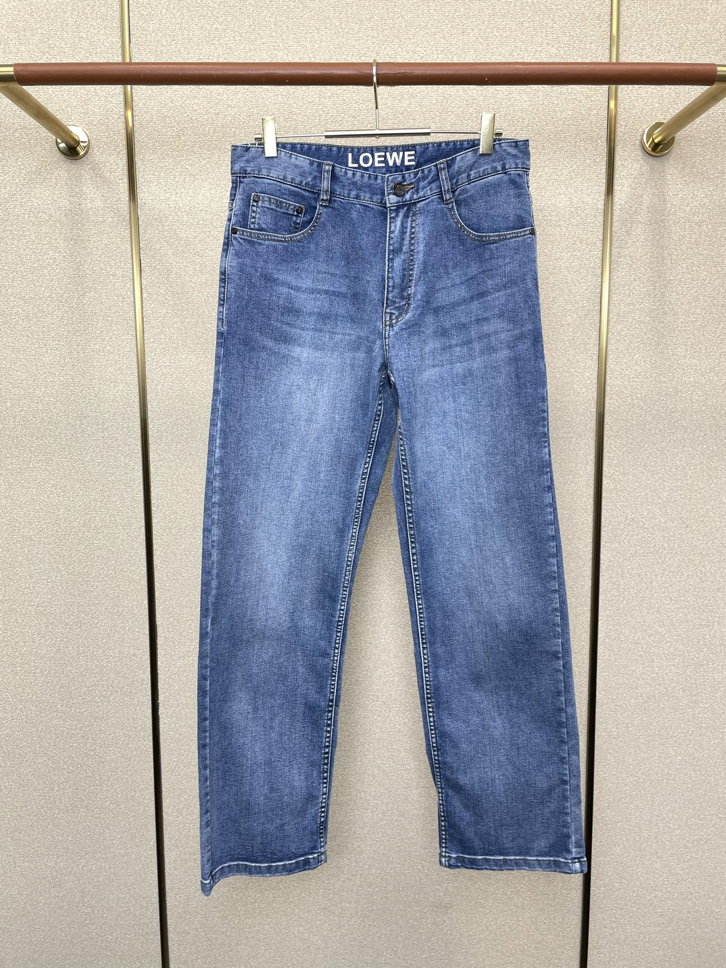 NO:744243,.LOEWE exclusively provides high-end versions of new casual jeans. Custom-made fabrics at the counter. Highly breathable and comfortable, with impeccable details. The brand element design concept embodies high quality. It feels delicate and soft!  It presents a casual cut and the upper body shape is awesome!  Code number 29-40,,loewe,loewe,jeans,19860909.LOEWE罗意威独家专供新款休闲牛仔裤高端版本 专柜定制面料 透气舒适度高,细节无可挑剔,品牌元素设计理念,体现高品质.手感细腻柔软！呈现休闲裁剪,上身版型超赞！码数29-40,,loewe,loewe,jeans,,Men's clothing