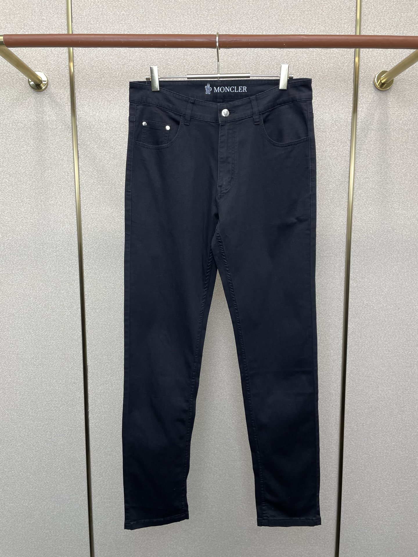 NO:744222,.Moncler exclusively provides high-end versions of new casual jeans. Custom-made fabrics at the counter. Highly breathable and comfortable, with impeccable details. The brand element design concept reflects high quality. It feels delicate and soft!  It presents a casual cut and the upper body shape is awesome!  Size 29-40,,Moncler,jeans,19860909.Moncler蒙口独家专供新款休闲牛仔裤高端版本 专柜定制面料 透气舒适度高,细节无可挑剔,品牌元素设计理念,体现高品质.手感细腻柔软！呈现休闲裁剪,上身版型超赞！码数29-40,,Moncler,jeans,,Men's clothing