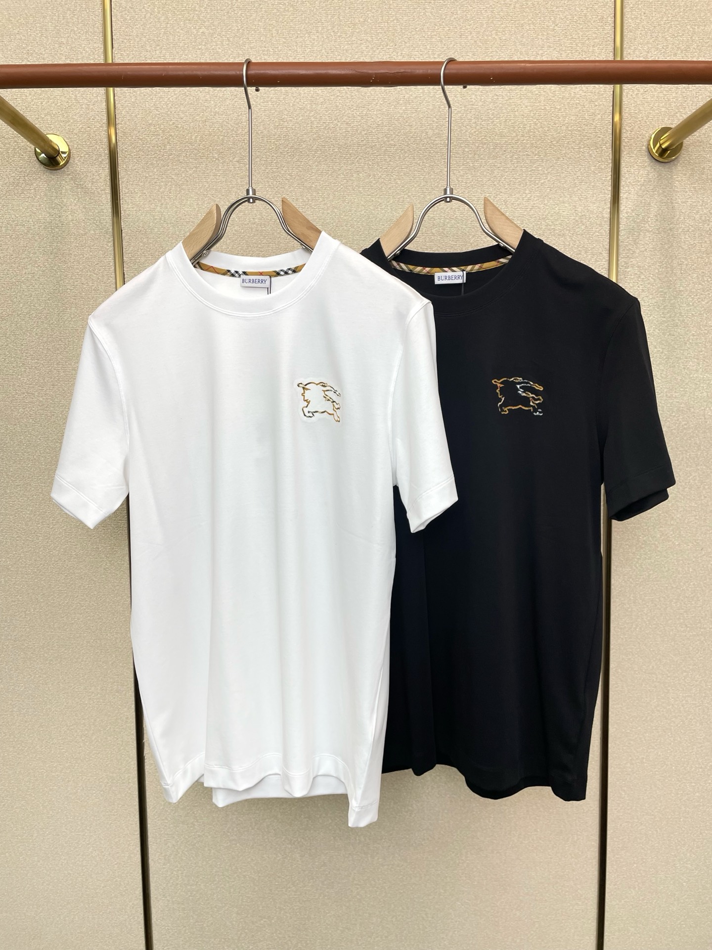 NO:744349,.Burberry exclusively supplies new original men's casual short sleeves. High-end customization. High-end version. Fashionable and versatile imported fabrics. Super soft and delicate feel. Skin-friendly and comfortable to wear. High-end boutique. The upper body is exquisitely made by the factory. A must-have item for men. Complete with three standards. Size S-3XL,,burberry,burberry,T-shirt,19860909.Burberry巴宝莉独家专供新款原单男士休闲短袖 高端定制 高端版本 时尚百搭爆款进口面料 手感超柔软细腻 穿着亲肤舒适 高端精品 代工厂精细做上身非常赞 男士必备单品 三标齐全 码数S-3XL,,burberry,burberry,T-shirt,,Men's clothing