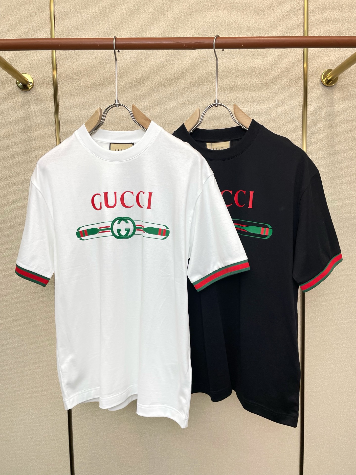 NO:746071,.Gucci Gucci's new and popular men's casual short-sleeved original items, high-end customization, high-end version, fashionable and versatile imported fabrics, super soft and delicate to the touch, skin-friendly and comfortable to wear, high-end boutique, the upper body is exquisitely made by the OEM, a must-have item for men, complete with three standards, size M-3XL,, gucci, gucci, T-shirt,19860909.Gucci古驰砸锅卖铁都要上的新款新款原单男士休闲短袖 高端定制 高端版本 时尚百搭爆款进口面料 手感超柔软细腻 穿着亲肤舒适 高端精品 代工厂精细做上身非常赞 男士必备单品 三标齐全 码数M-3XL,,gucci,gucci,T-shirt,,Men's clothing