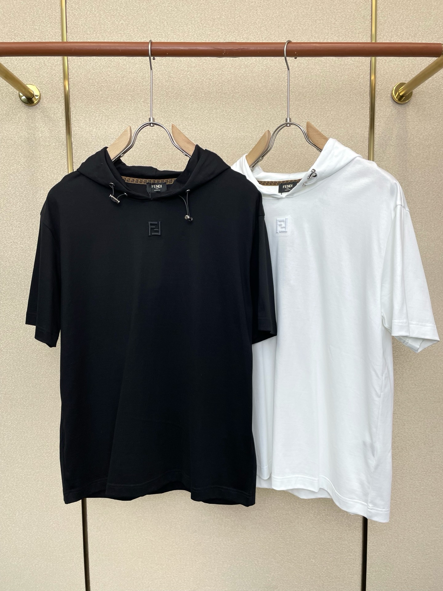 NO:744195,.FENDI Fendi exclusively provides new original men's casual hooded short-sleeves. High-end customization. High-end version. Fashionable and versatile imported fabrics. Super soft and delicate feel. Skin-friendly and comfortable to wear. High-end boutique. The upper body is exquisitely made by the factory. A must-have item for men. Three standards are complete. Size M-3XL,,fendi,fendi,T-shirt,hats,19860909.FENDI芬迪独家专供新款原单男士休闲连帽短袖 高端定制 高端版本 时尚百搭爆款进口面料 手感超柔软细腻 穿着亲肤舒适 高端精品 代工厂精细做上身非常赞 男士必备单品 三标齐全 码数M-3XL,,fendi,fendi,T-shirt,hats,,Men's clothing