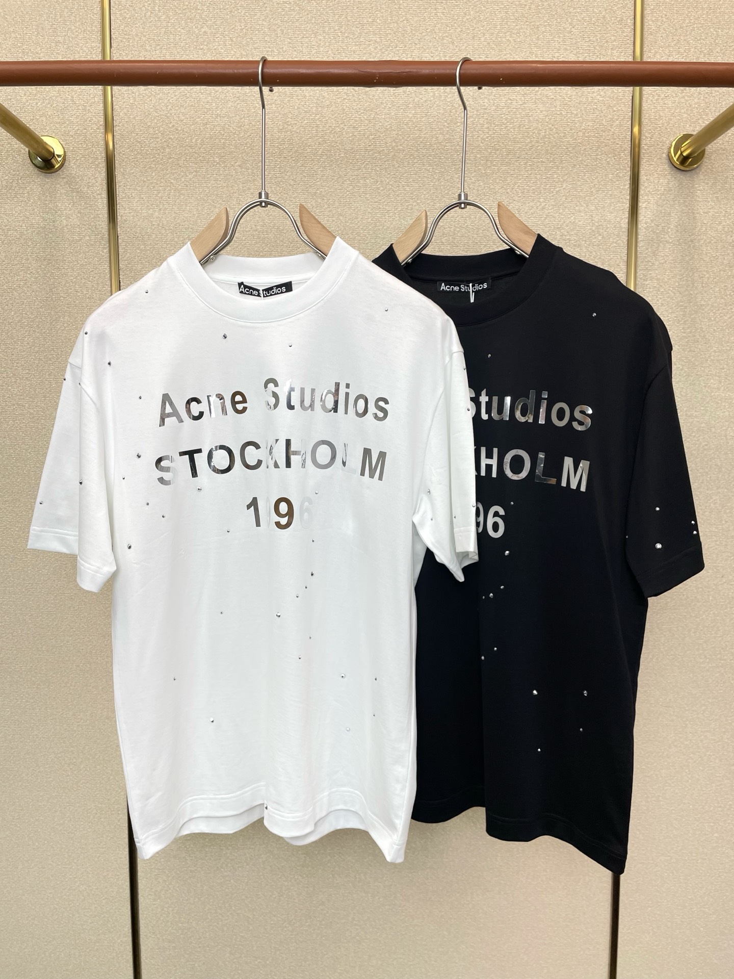 NO:744335,.Acne studios exclusively provides new original men's casual short-sleeves, high-end customization, high-end version, fashionable and versatile imported fabrics, super soft and delicate to the touch, skin-friendly and comfortable to wear, high-end boutique, the upper body is exquisitely made by the factory, a must-have item for men, complete with three standards, size M-3XL,,acne studios, dior, T-shirt,19860909.Acne studios 独家专供新款原单男士休闲短袖 高端定制 高端版本 时尚百搭爆款进口面料 手感超柔软细腻 穿着亲肤舒适 高端精品 代工厂精细做上身非常赞 男士必备单品 三标齐全 码数M-3XL,,acne studios,dior,T-shirt,,Men's clothing