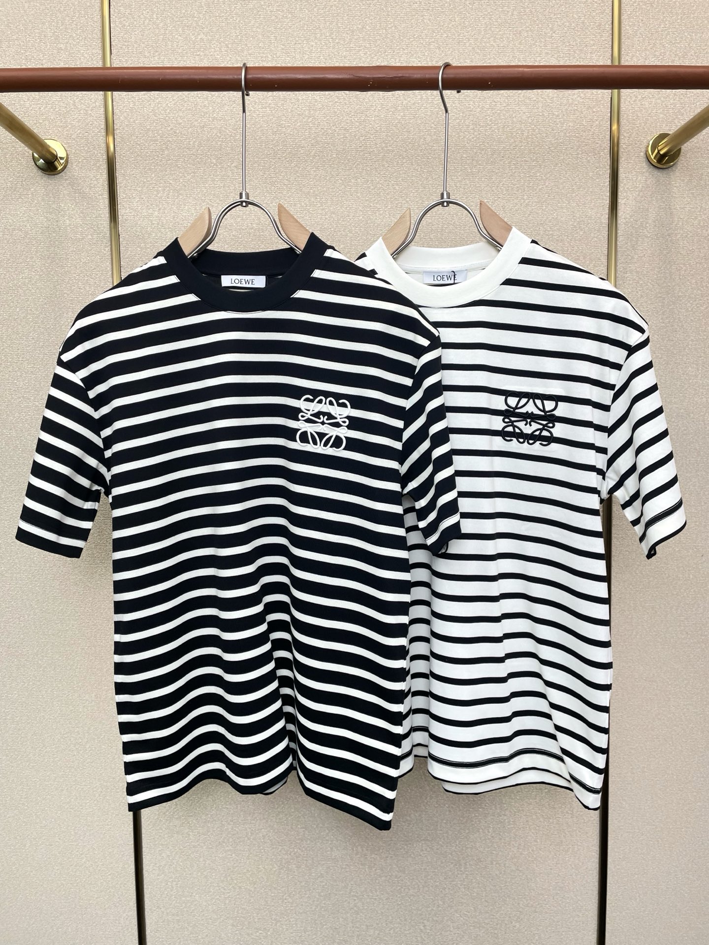 NO:746105,.LOEWE is a must-have new model of original men's casual short-sleeves. High-end customization. High-end version. Fashionable and versatile imported fabrics. Super soft and delicate feel. Skin-friendly and comfortable to wear. High-end boutique. The upper body is finely made by the factory. It is a must-have item for men. Three standards are complete. Size M-3XL,,loewe,loewe,T-shirt,19860909.LOEWE罗意威砸锅卖铁都要上的新款新款原单男士休闲短袖 高端定制 高端版本 时尚百搭爆款进口面料 手感超柔软细腻 穿着亲肤舒适 高端精品 代工厂精细做上身非常赞 男士必备单品 三标齐全 码数M-3XL,,loewe,loewe,T-shirt,,Men's clothing