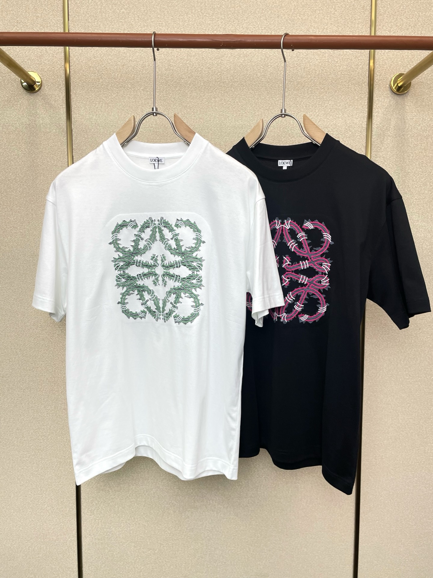 NO:744356,.LOEWE exclusively supplies new original men's casual short-sleeves, high-end customization, high-end version, fashionable and versatile imported fabrics, super soft and delicate to the touch, skin-friendly and comfortable to wear, high-end boutique, the upper body is exquisitely made by the factory, a must-have item for men, complete with three standards, size M-3XL,,loewe,loewe,T-shirt,19860909.LOEWE罗意威独家专供新款原单男士休闲短袖 高端定制 高端版本 时尚百搭爆款进口面料 手感超柔软细腻 穿着亲肤舒适 高端精品 代工厂精细做上身非常赞 男士必备单品 三标齐全 码数M-3XL,,loewe,loewe,T-shirt,,Men's clothing