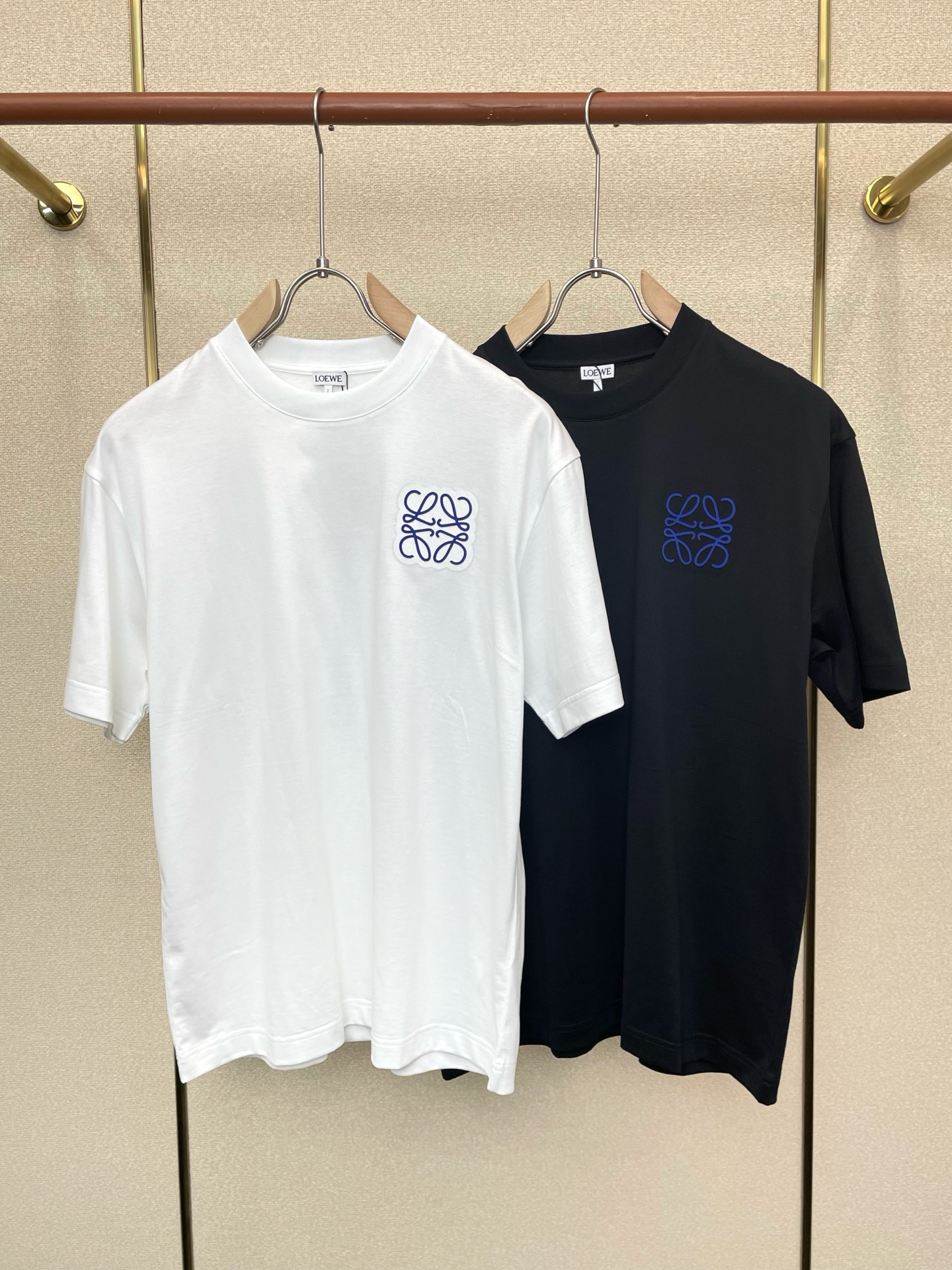 NO:746114,.LOEWE is a must-have new model of original men's casual short-sleeves. High-end customization. High-end version. Fashionable and versatile imported fabrics. Super soft and delicate feel. Skin-friendly and comfortable to wear. High-end boutique. The upper body is finely made by the factory. It is a must-have item for men. Three standards are complete. Size M-3XL,,loewe,loewe,T-shirt,19860909.LOEWE罗意威砸锅卖铁都要上的新款新款原单男士休闲短袖 高端定制 高端版本 时尚百搭爆款进口面料 手感超柔软细腻 穿着亲肤舒适 高端精品 代工厂精细做上身非常赞 男士必备单品 三标齐全 码数M-3XL,,loewe,loewe,T-shirt,,Men's clothing