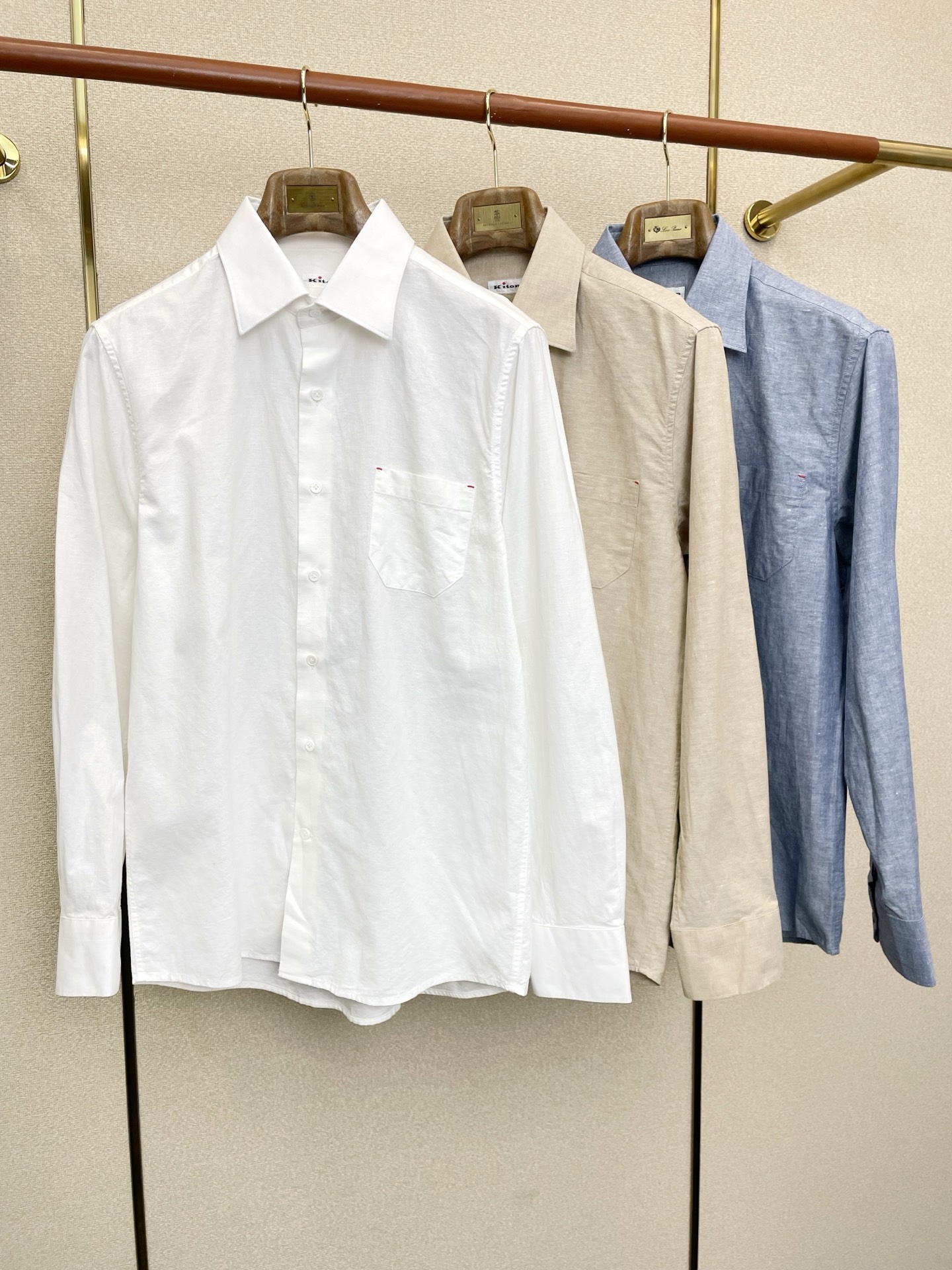 NO:744339,.KITON exclusively provides new original men's casual shirts. High-end customization. High-end version. Fashionable and versatile imported fabrics. Super soft and delicate feel. Skin-friendly and comfortable to wear. High-end boutique. The upper body is made with precision by the factory. A must-have item for men. Complete with three labels. Size 38-43, shirts,19860909.KITON独家专供新款原单男士休闲衬衫 高端定制 高端版本 时尚百搭爆款进口面料 手感超柔软细腻 穿着亲肤舒适 高端精品 代工厂精细做上身非常赞 男士必备单品 三标齐全 码数38-43,,shirts,,Men's clothing