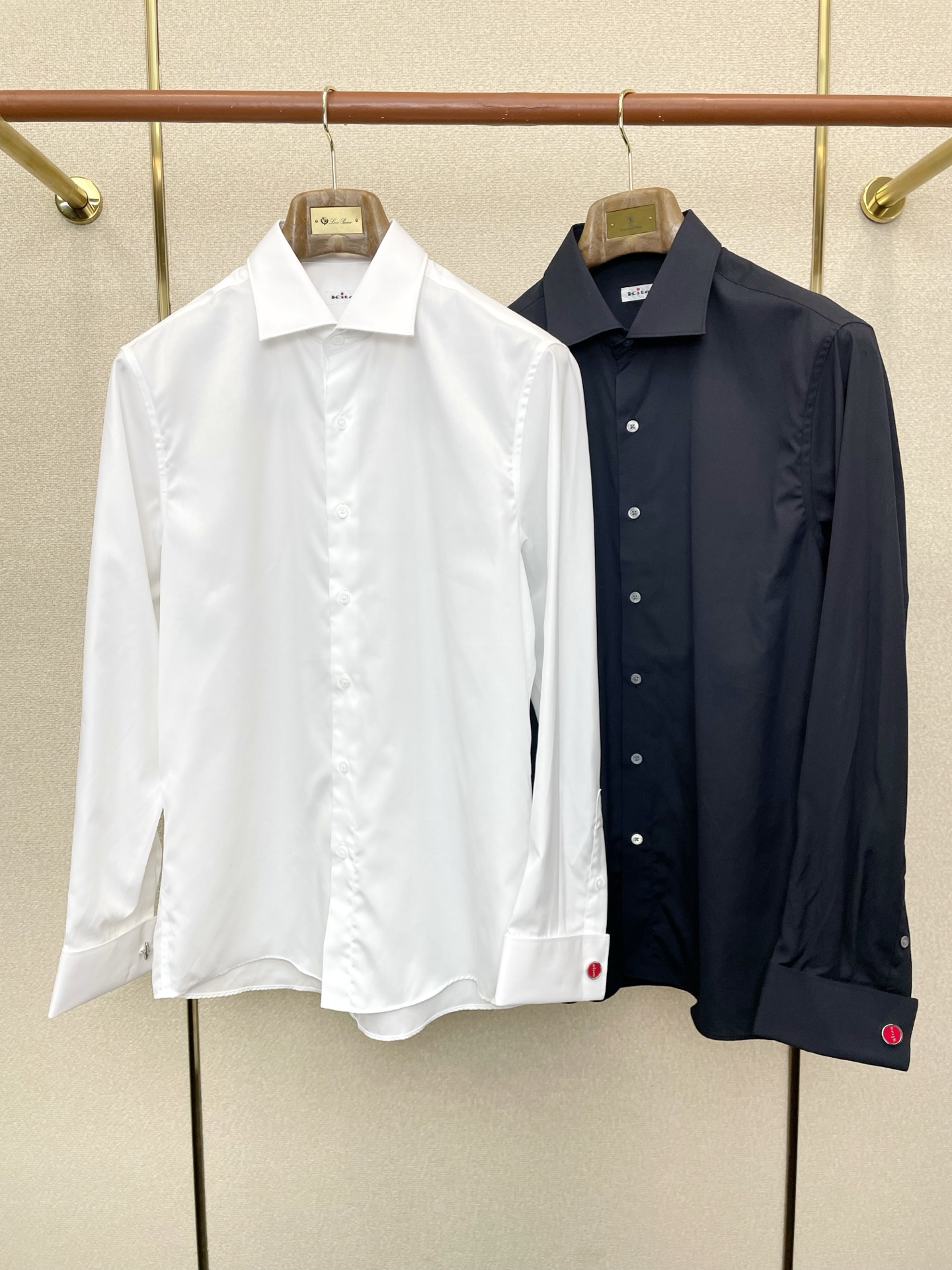 NO:746076,.KITON is a must-have new model of original men's casual shirts. High-end customization. High-end version. Fashionable and versatile imported fabrics. Super soft and delicate feel. Skin-friendly and comfortable to wear. High-end boutique. The upper body is exquisitely made by the OEM. A must-have item for men. Complete with three standards. Size 38-43, shirts,19860909.KITON砸锅卖铁都要上的新款新款原单男士休闲衬衫 高端定制 高端版本 时尚百搭爆款进口面料 手感超柔软细腻 穿着亲肤舒适 高端精品 代工厂精细做上身非常赞 男士必备单品 三标齐全 码数38-43,,shirts,,Men's clothing