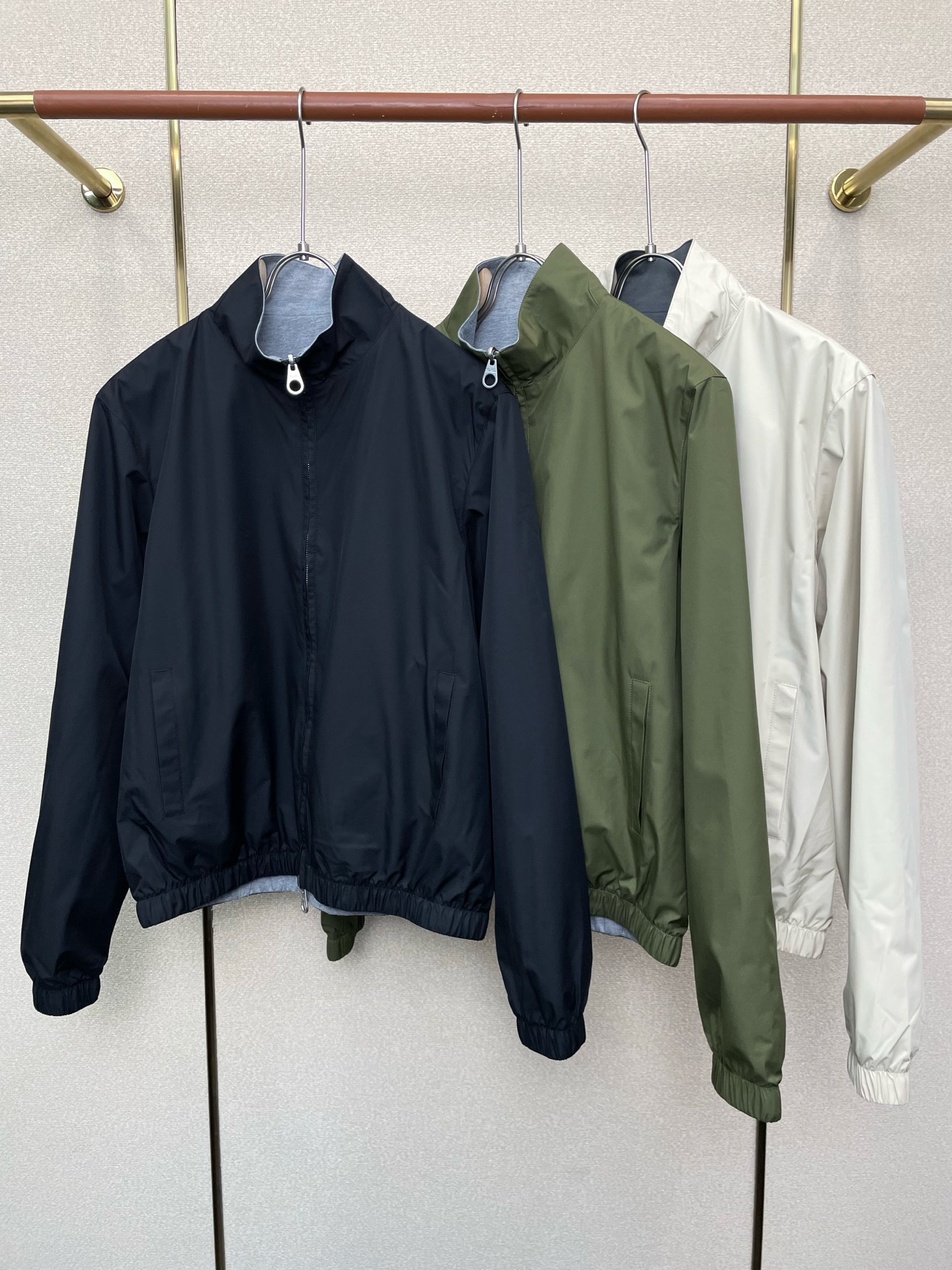 NO:744274,.LP-Loro Piana exclusively provides the latest fashionable stand-up collar jackets with double-sided design. Jackets with classic design and great appearance. The quality is impeccable. Quality control can be purchased directly. It is a high-end product that cannot be faulted! You can feel its powerful aura through the detailed pictures. It has a remarkable effect of gathering heat and keeping warm, so you don’t have to worry about getting a little chilly! Both fashionable and functional, the whole style looks more luxurious! Size 48-58,,loro piana,loro piana,jackets & coats,jackets & coats,19860909.LP-Loro Piana诺悠翩雅独家专供最新时尚立领夹克 双面穿设计.经典设计感与颜值爆棚的外套,品质更是无法挑剔品控可以直接入手,不容过错的高端臻品！通过细节图片便可感受到它强悍的气场,聚温保暖效果显著,完全不用担心会有一点寒意！时尚与功能性兼备,整款显得更加的奢华大气！ 尺码48-58,,loro piana,loro piana,jackets & coats,jackets & coats,,Men's clothing