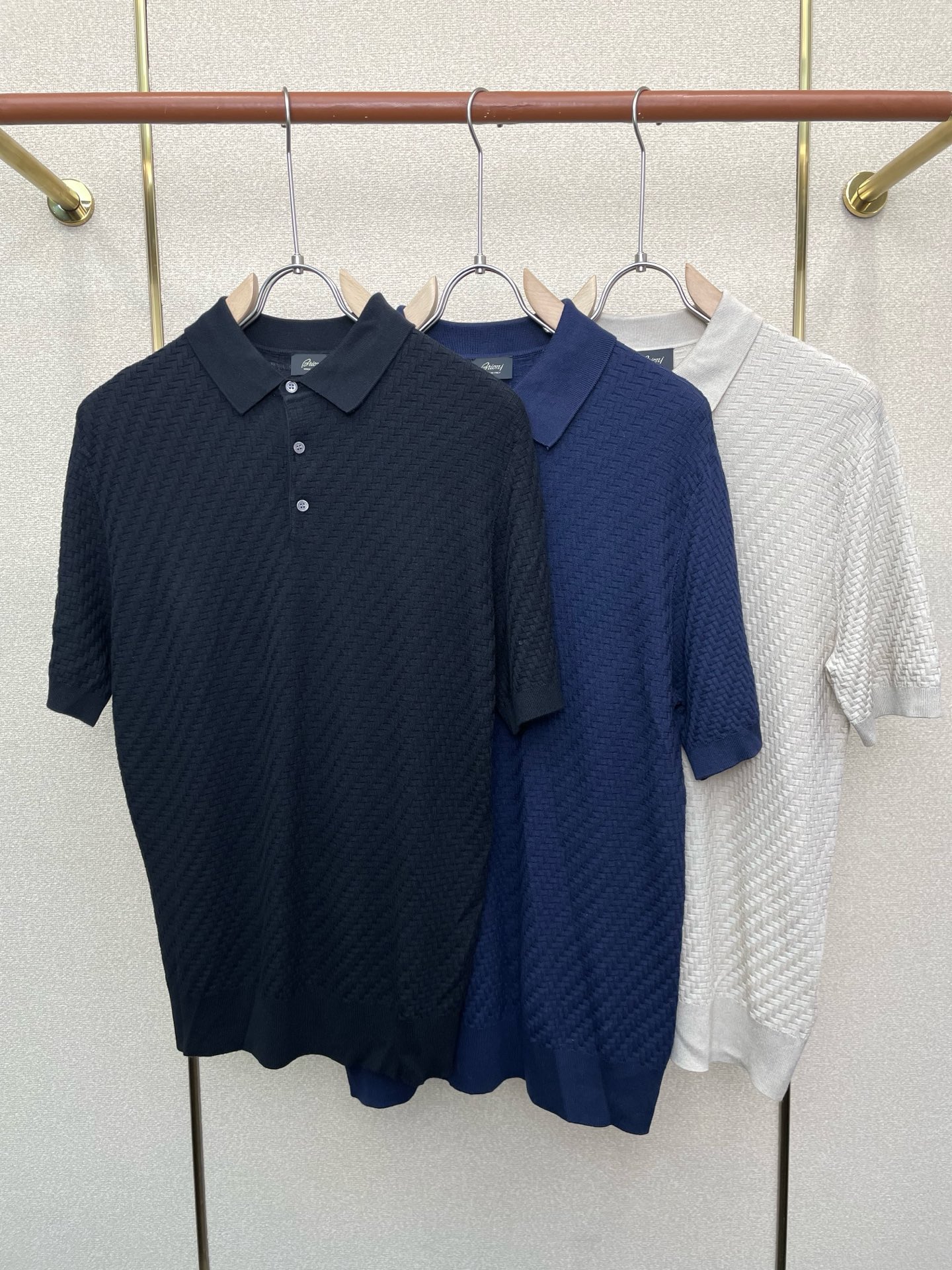 NO:744363,.Brioni exclusively supplies new original men's casual knitted short-sleeves. High-end customization. High-end version. Fashionable and versatile imported fabrics. Super soft and delicate feel. Skin-friendly and comfortable to wear. High-end boutique. The upper body is exquisitely made by the factory. A must-have item for men. Complete with three standards. Size 48-58, T-shirt.19860909.Brioni布里奥尼独家专供新款原单男士休闲针织短袖 高端定制 高端版本 时尚百搭爆款进口面料 手感超柔软细腻 穿着亲肤舒适 高端精品 代工厂精细做上身非常赞 男士必备单品 三标齐全 码数48-58,,T-shirt,,Men's clothing