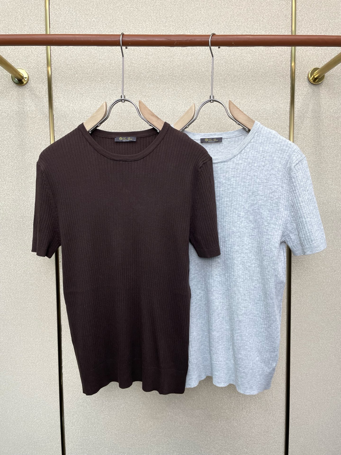 NO:744346,.LP-Loro Piana exclusively supplies new original men's casual knitted short-sleeves. High-end customization. High-end version. Fashionable and versatile imported fabrics. Super soft and delicate feel. Skin-friendly and comfortable to wear. High-end boutique. The upper body is finely made by the factory. It is a must-have item for men. Three standards are complete. Size 48-58,, loro piana, loro piana, T-shirt,19860909.LP-Loro Piana诺悠翩雅独家专供新款原单男士休闲针织短袖 高端定制 高端版本 时尚百搭爆款进口面料 手感超柔软细腻 穿着亲肤舒适 高端精品 代工厂精细做上身非常赞 男士必备单品 三标齐全 码数48-58,,loro piana,loro piana,T-shirt,,Men's clothing