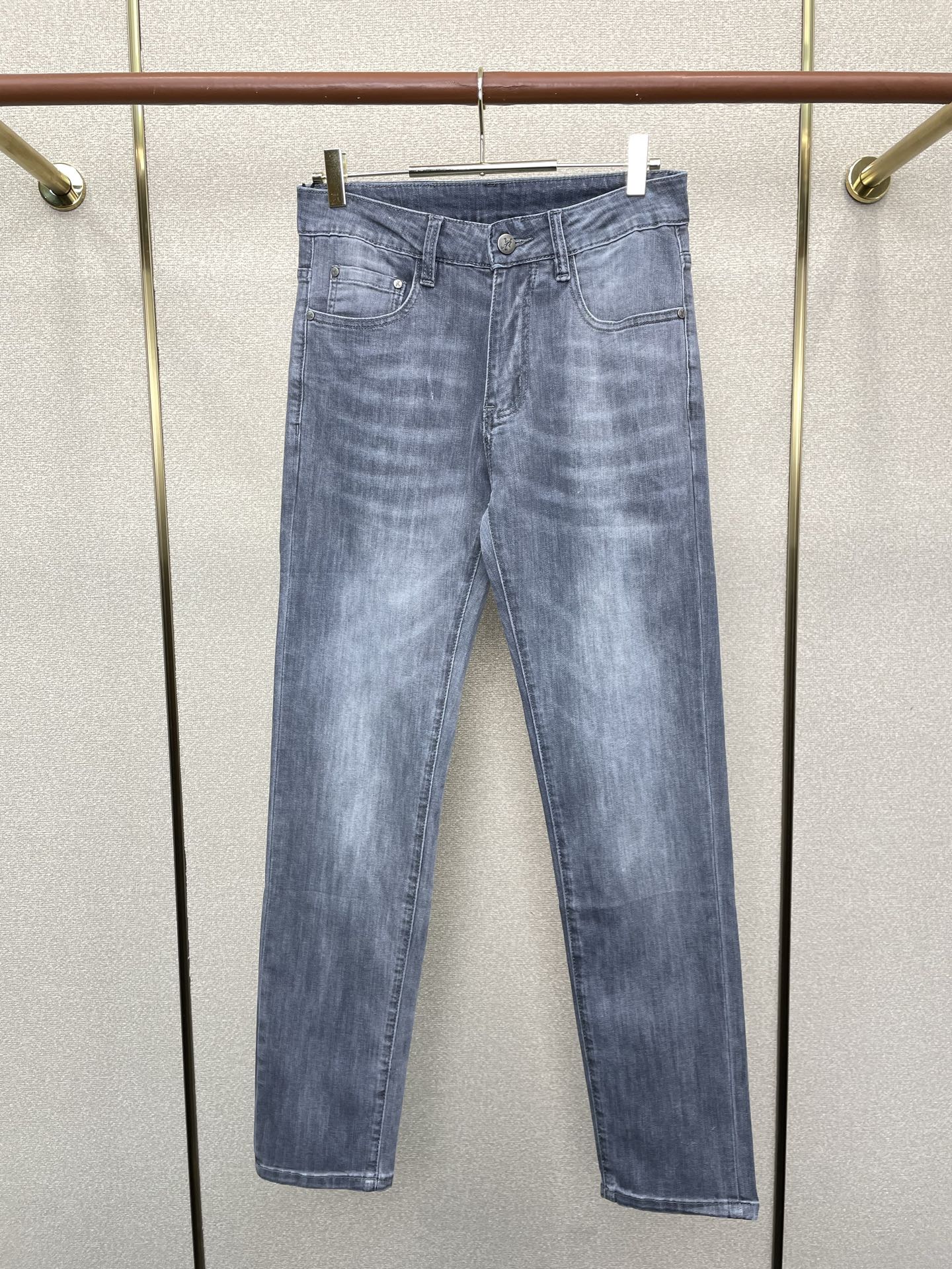 NO:746167,.Arc’teryx exclusively provides high-end versions of new casual jeans. Custom-made fabrics at the counter. Highly breathable and comfortable, with impeccable details. The brand element design concept reflects high quality. It feels delicate and soft!  It presents a casual cut and the upper body shape is awesome!  Code number 29-40,arc'teryx,jeans,19860909.Arc’teryx始祖鸟独家专供新款休闲牛仔裤高端版本 专柜定制面料 透气舒适度高,细节无可挑剔,品牌元素设计理念,体现高品质.手感细腻柔软！呈现休闲裁剪,上身版型超赞！码数29-40,arc'teryx,jeans,,Men's clothing