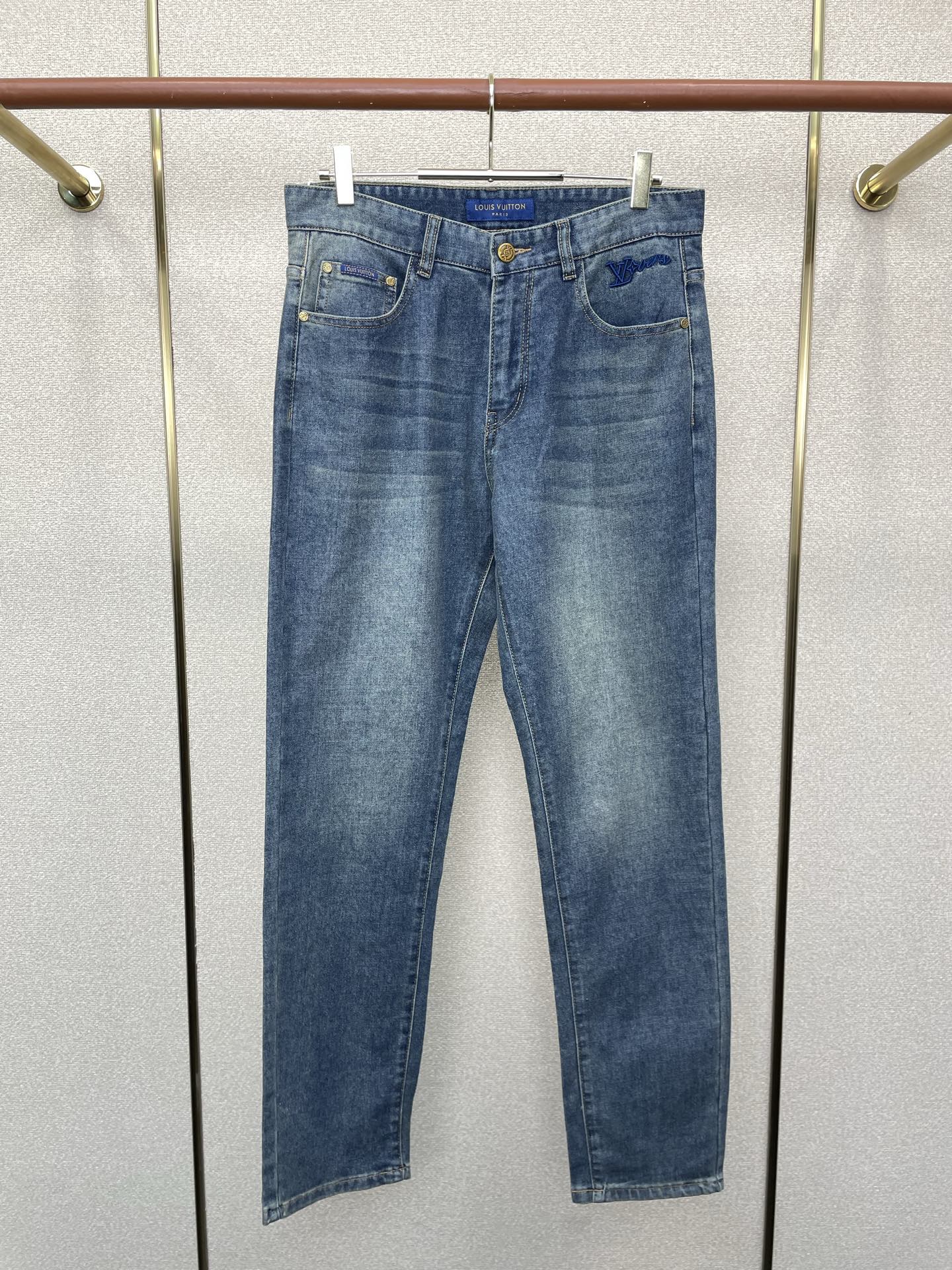 NO:746155,.Louis Vuitton exclusively provides high-end versions of new casual jeans. Custom-made fabrics at the counter. Highly breathable and comfortable, with impeccable details. The brand element design concept reflects high quality. It feels delicate and soft!  It presents a casual cut and the upper body shape is awesome!  Code number 29-40,,louis vuitton,louis vuitton,jeans,19860909.Louis Vuitton路易威登独家专供新款休闲牛仔裤高端版本 专柜定制面料 透气舒适度高,细节无可挑剔,品牌元素设计理念,体现高品质.手感细腻柔软！呈现休闲裁剪,上身版型超赞！码数29-40,,louis vuitton,louis vuitton,jeans,,Men's clothing