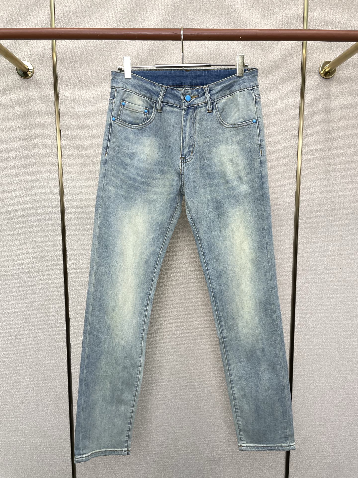 NO:746179,.Louis Vuitton exclusively provides high-end versions of new casual jeans. Custom-made fabrics at the counter. Highly breathable and comfortable, with impeccable details. The brand element design concept reflects high quality. It feels delicate and soft!  It presents a casual cut and the upper body shape is awesome!  Code number 29-40,,louis vuitton,louis vuitton,jeans,19860909.Louis Vuitton路易威登独家专供新款休闲牛仔裤高端版本 专柜定制面料 透气舒适度高,细节无可挑剔,品牌元素设计理念,体现高品质.手感细腻柔软！呈现休闲裁剪,上身版型超赞！码数29-40,,louis vuitton,louis vuitton,jeans,,Men's clothing