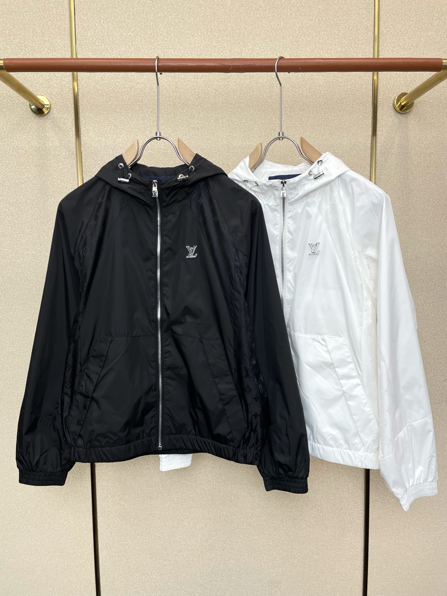 NO:746080,.Louis Vuitton Louis Vuitton's new and popular men's casual hooded jacket. High-end customization. High-end version. Fashionable and versatile imported fabrics. Super soft and delicate feel. Skin-friendly and comfortable. High-end boutique. The upper body is exquisitely made by the factory. Men's must-have items. Three standards are complete. Size M-3XL,,louis vuitton,louis vuitton,jackets & coats,hats,19860909.Louis Vuitton路易威登砸锅卖铁都要上的新款新款原单男士休闲连帽夹克 高端定制 高端版本 时尚百搭爆款进口面料 手感超柔软细腻 穿着亲肤舒适 高端精品 代工厂精细做上身非常赞 男士必备单品 三标齐全 码数M-3XL,,louis vuitton,louis vuitton,jackets & coats,hats,,Men's clothing