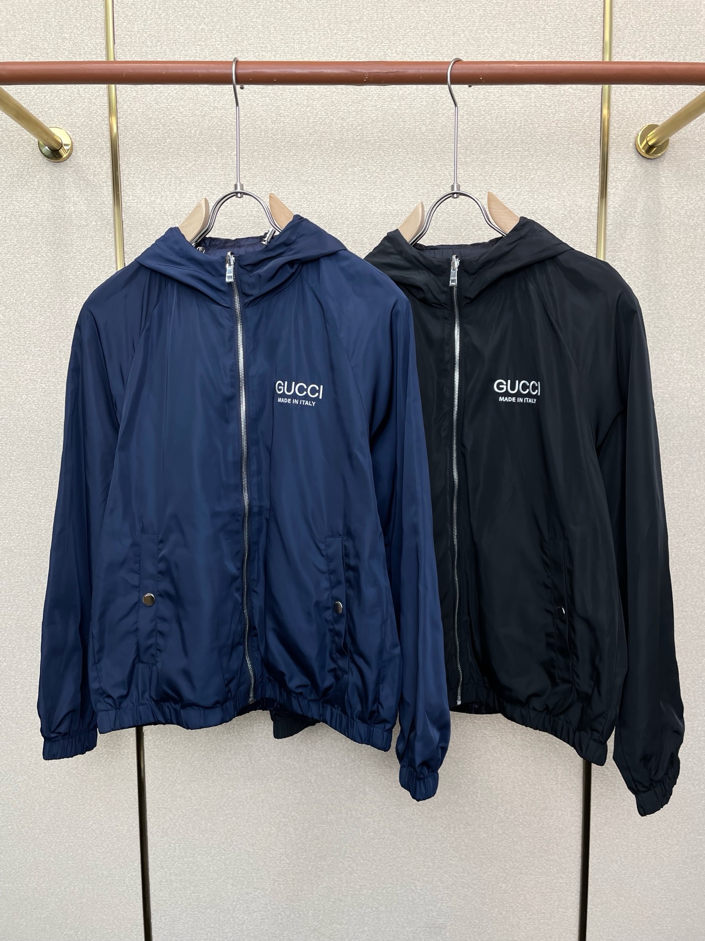 NO:746145,.Gucci Gucci's new and popular men's casual hooded jacket, double-sided full-print jacket, high-end customization, high-end version, fashionable and versatile imported fabrics, super soft and delicate feel, skin-friendly and comfortable to wear, high-end boutique, factory-made fine upper body is very good, men's must-have items, three standards complete, size M-3XL,,gucci,gucci,jackets & coats,hats,19860909.Gucci古驰砸锅卖铁都要上的新款新款原单男士休闲连帽夹克 双面穿满印夹克 高端定制 高端版本 时尚百搭爆款进口面料 手感超柔软细腻 穿着亲肤舒适 高端精品 代工厂精细做上身非常赞 男士必备单品 三标齐全 码数M-3XL,,gucci,gucci,jackets & coats,hats,,Men's clothing