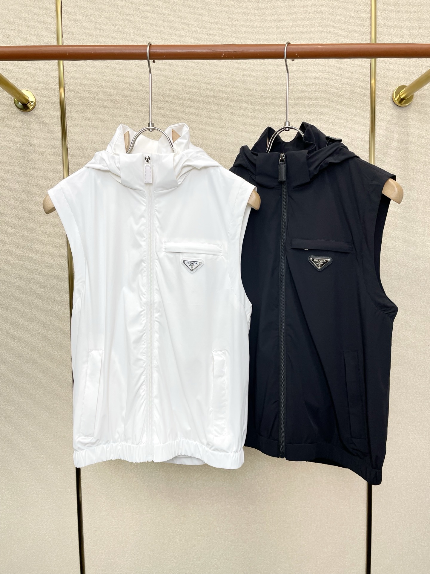 NO:746115,.Prada’s new and popular men’s casual hooded vest, high-end customization, high-end version, fashionable and versatile imported fabrics, super soft and delicate to the touch, skin-friendly and comfortable to wear, high-end boutique, exquisite upper body made by the factory, very good, a must-have item for men, complete with three standards, size M-3XL,, prada, prada, hats,19860909.Prada普拉达砸锅卖铁都要上的新款新款原单男士休闲连帽马甲 高端定制 高端版本 时尚百搭爆款进口面料 手感超柔软细腻 穿着亲肤舒适 高端精品 代工厂精细做上身非常赞 男士必备单品 三标齐全 码数M-3XL,,prada,prada,hats,,Men's clothing