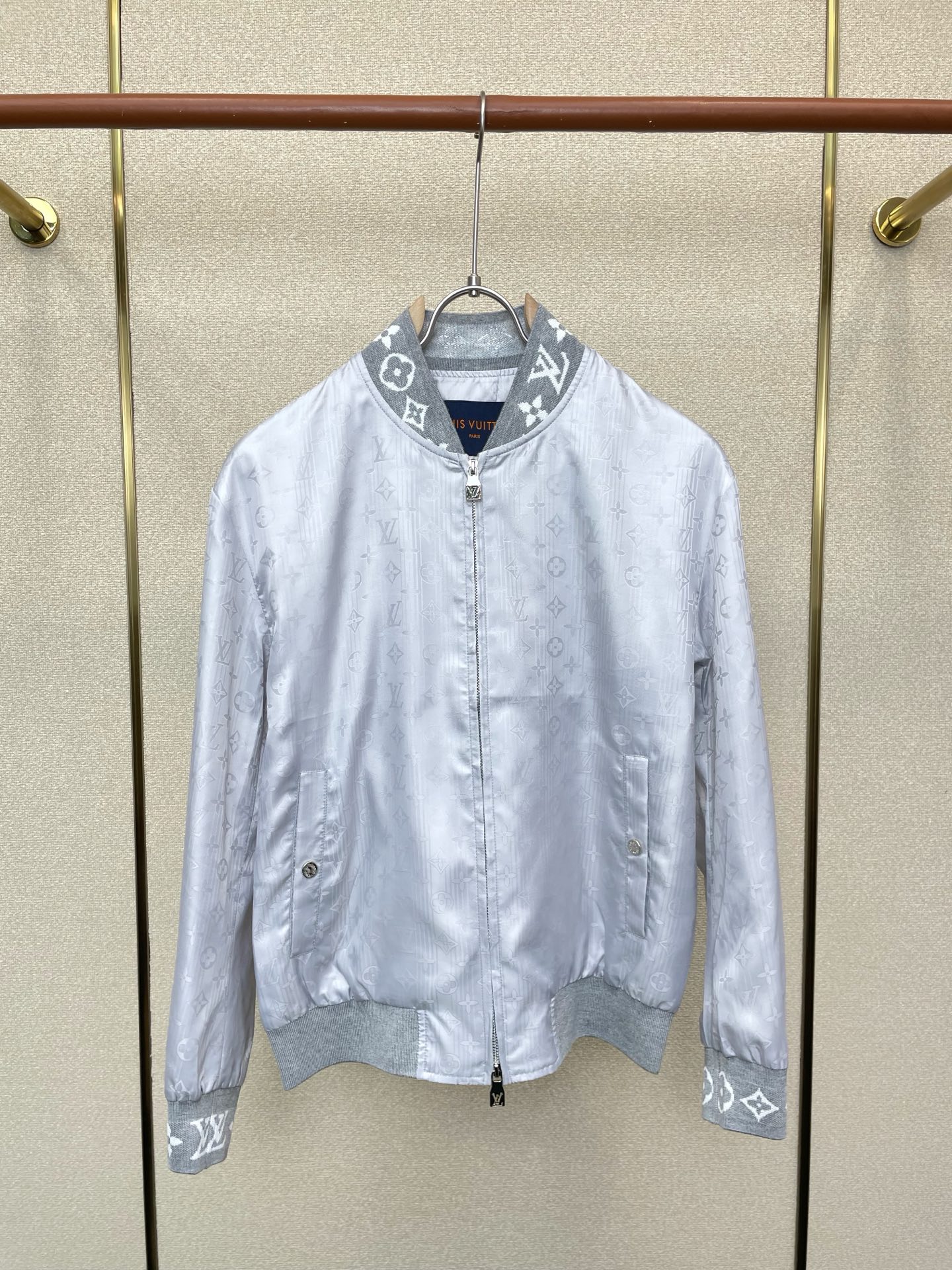 NO:746083,.Louis Vuitton's new original men's casual jacket is a must-have. High-end customization. High-end version. Fashionable and versatile imported fabrics. Super soft and delicate feel. Skin-friendly and comfortable to wear. High-end boutique. The upper body is finely made by the factory. It is a must-have item for men. Three standards are complete. Size M-3XL,,louis vuitton,louis vuitton,jackets & coats,19860909.Louis Vuitton路易威登砸锅卖铁都要上的新款新款原单男士休闲夹克 高端定制 高端版本 时尚百搭爆款进口面料 手感超柔软细腻 穿着亲肤舒适 高端精品 代工厂精细做上身非常赞 男士必备单品 三标齐全 码数M-3XL,,louis vuitton,louis vuitton,jackets & coats,,Men's clothing