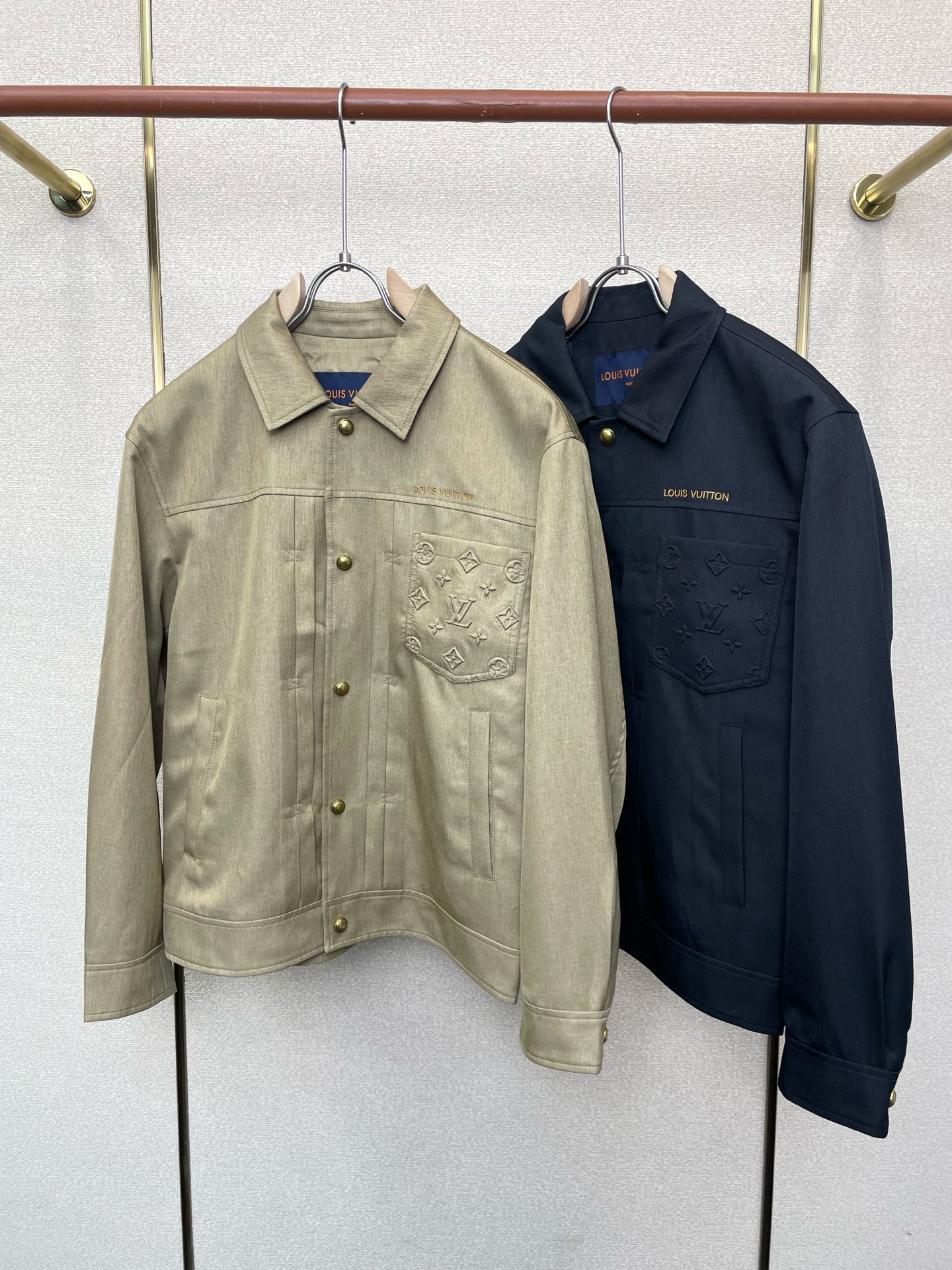 NO:746216,.Louis Vuitton Louis Vuitton exclusively provides new original men's casual jackets. High-end customization. High-end version. Fashionable and versatile imported fabrics. Super soft and delicate feel. Skin-friendly and comfortable to wear. High-end boutique. The upper body is finely made by the factory. It is a must-have item for men. Three standards are complete. Size M-3XL,,louis vuitton,louis vuitton,jackets & coats,19860909.Louis Vuitton路易威登独家专供新款原单男士休闲夹克 高端定制 高端版本 时尚百搭爆款进口面料 手感超柔软细腻 穿着亲肤舒适 高端精品 代工厂精细做上身非常赞 男士必备单品 三标齐全 码数M-3XL,,louis vuitton,louis vuitton,jackets & coats,,Men's clothing