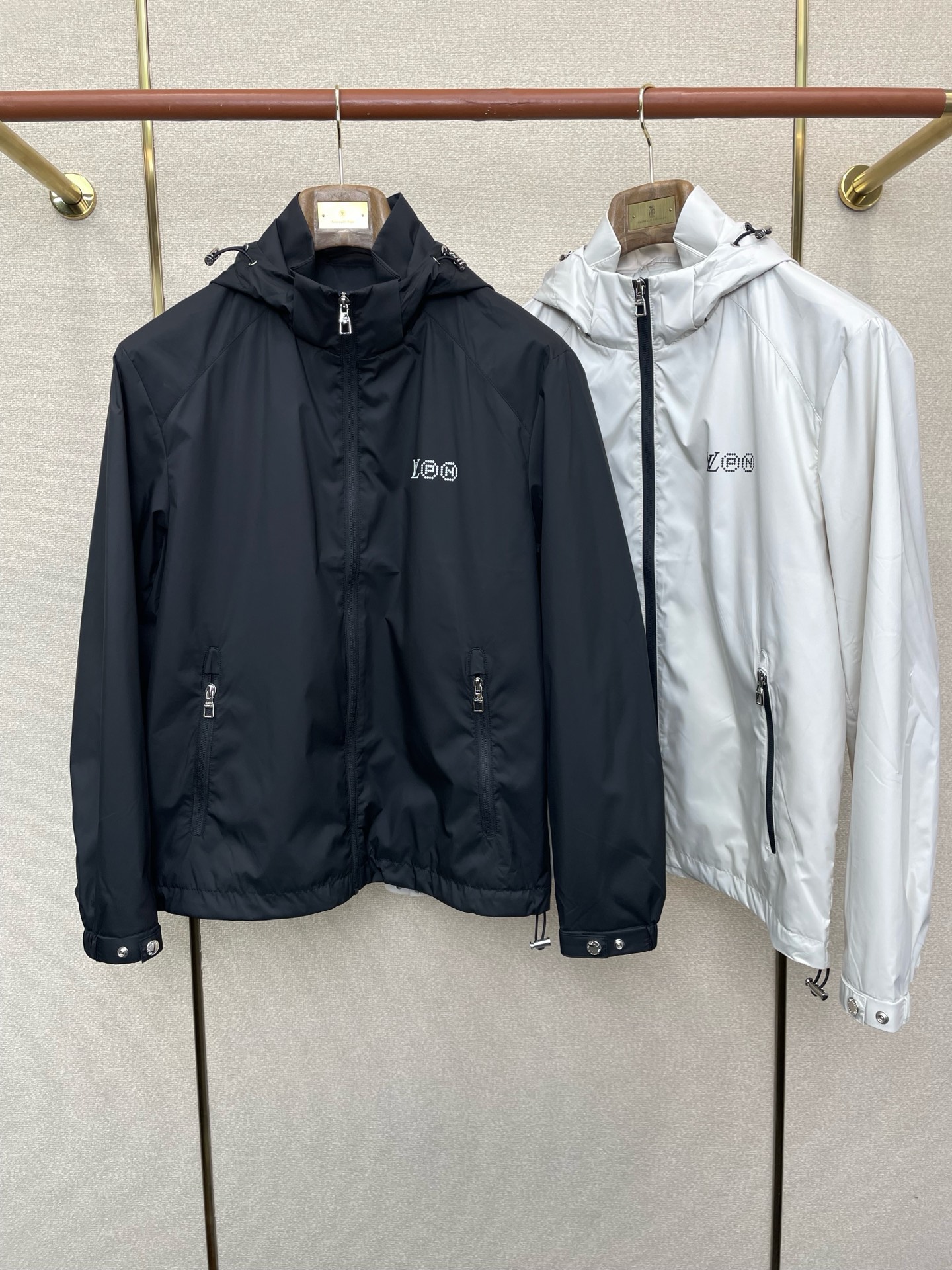 NO:746198,.Louis Vuitton Louis Vuitton exclusively provides new original men's casual jackets. High-end customization. High-end version. Fashionable and versatile imported fabrics. Super soft and delicate feel. Skin-friendly and comfortable to wear. High-end boutique. The upper body is finely made by the factory. It is a must-have item for men. Three standards are complete. Size M-3XL,,louis vuitton,louis vuitton,jackets & coats,19860909.Louis Vuitton路易威登独家专供新款原单男士休闲夹克 高端定制 高端版本 时尚百搭爆款进口面料 手感超柔软细腻 穿着亲肤舒适 高端精品 代工厂精细做上身非常赞 男士必备单品 三标齐全 码数M-3XL,,louis vuitton,louis vuitton,jackets & coats,,Men's clothing