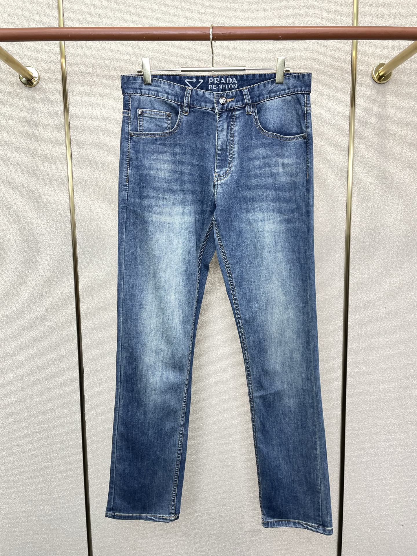 NO:757070,.Prada exclusively offers high-end versions of new casual jeans!  Custom-made fabrics at the counter are highly breathable and comfortable, with impeccable details and brand element design concepts, reflecting high quality. It feels delicate and soft!  It presents a casual cut and the upper body shape is awesome!  Code number 29-40,,prada,prada,jeans,19860909.Prada普拉达独家专供新款休闲牛仔裤高端版本！专柜定制面料 透气舒适度高,细节无可挑剔,品牌元素设计理念,体现高品质.手感细腻柔软！呈现休闲裁剪,上身版型超赞！码数29-40,,prada,prada,jeans,,Men's clothing