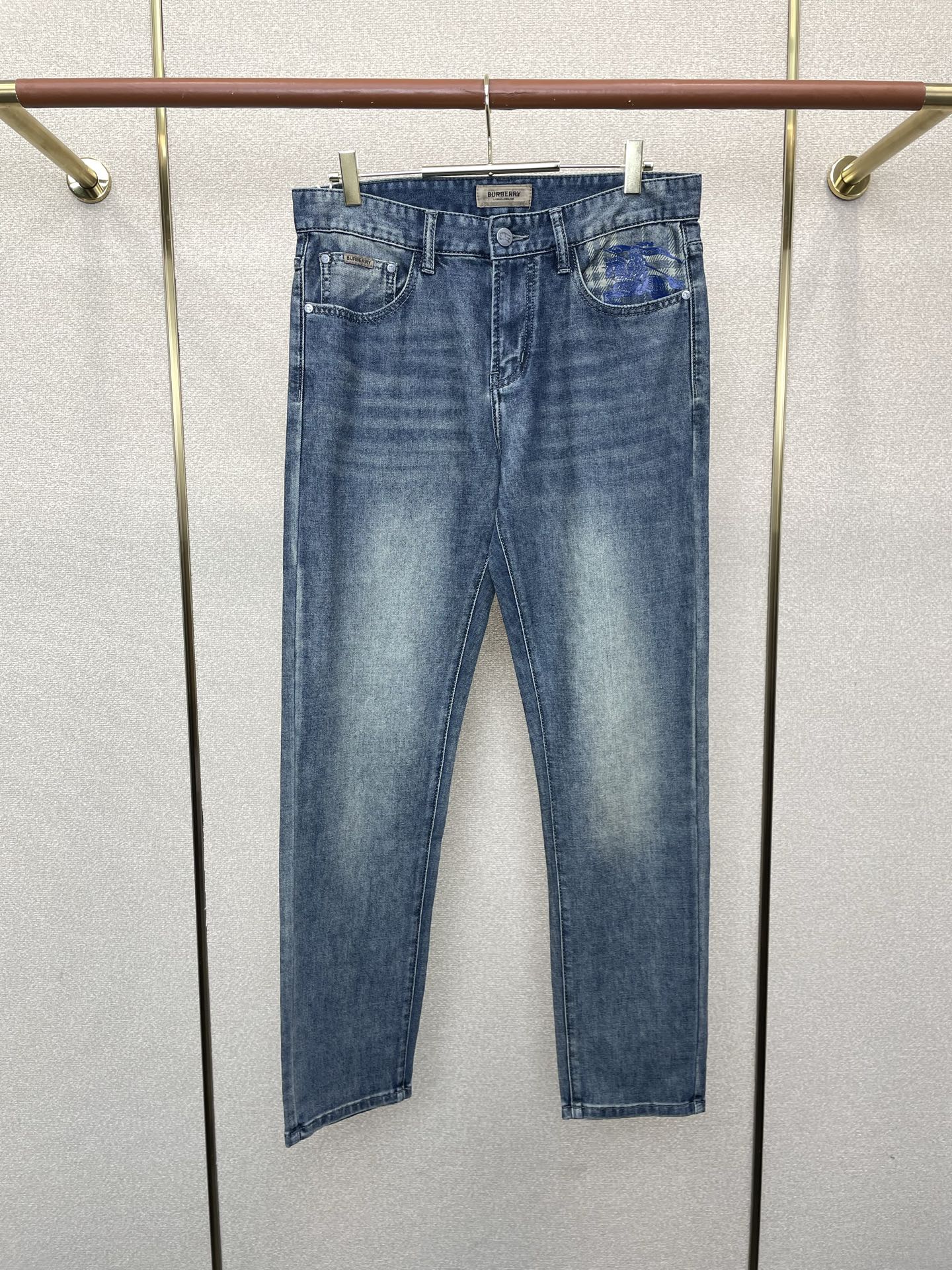 NO:759837,.Burberry exclusively offers high-end versions of new casual jeans!  Custom-made fabrics at the counter are highly breathable and comfortable, with impeccable details and brand element design concepts, reflecting high quality. It feels delicate and soft!  It presents a casual cut and the upper body shape is awesome!  Code number 29-40,,burberry,burberry,jeans,19860909.Burberry巴宝莉独家专供新款休闲牛仔裤高端版本！专柜定制面料 透气舒适度高,细节无可挑剔,品牌元素设计理念,体现高品质.手感细腻柔软！呈现休闲裁剪,上身版型超赞！码数29-40,,burberry,burberry,jeans,,Men's clothing