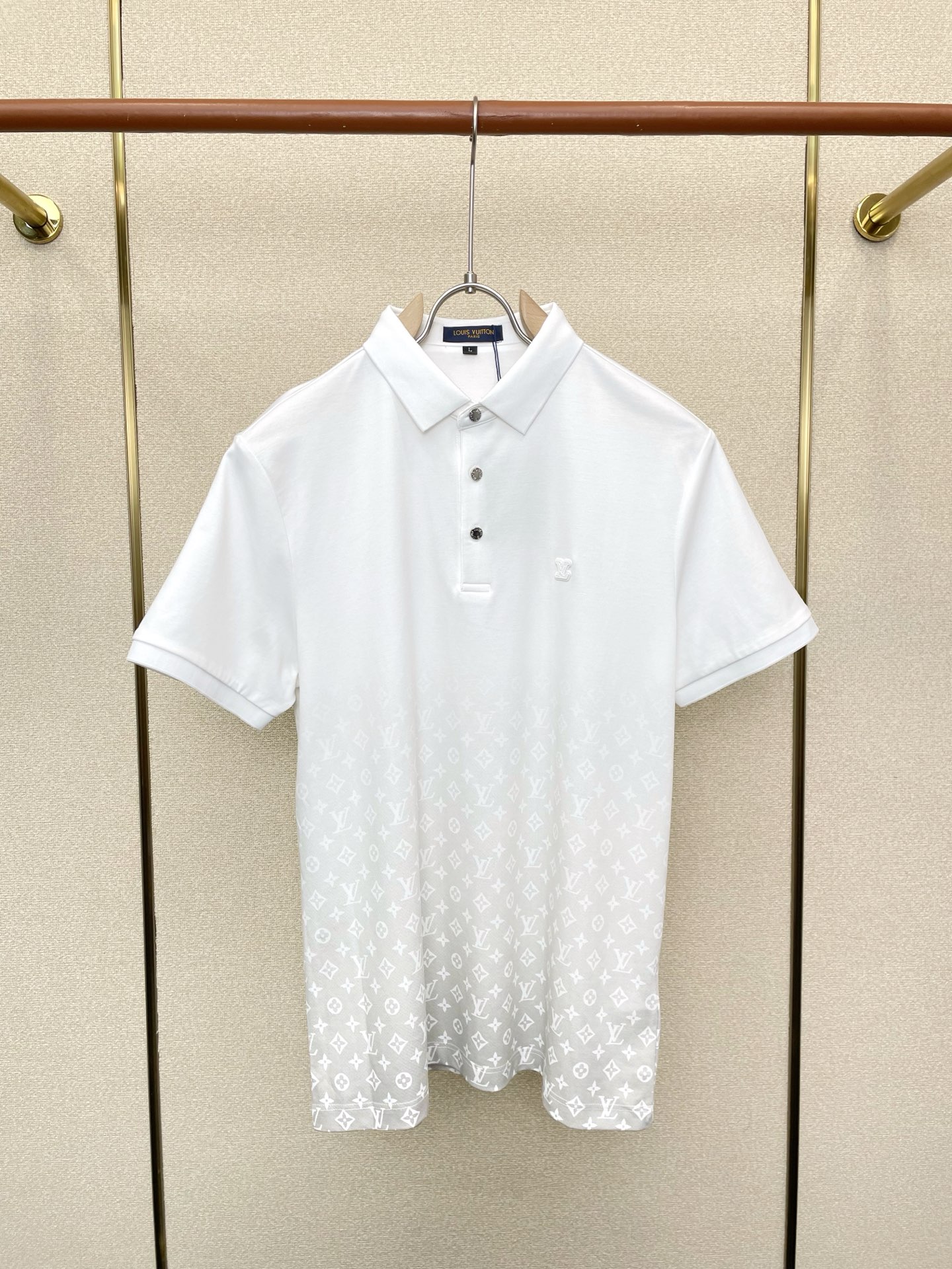 NO:746191,.Louis Vuitton Louis Vuitton exclusively provides new original men's casual Polo short sleeves. High-end customization. High-end version. Fashionable and versatile imported fabrics. Super soft and delicate feel. Skin-friendly and comfortable to wear. High-end boutique. The upper body is exquisitely made by the factory. A must-have item for men. Complete with three standards. Size M-4XL,, louis vuitton, louis vuitton, T-shirt,19860909.Louis Vuitton路易威登独家专供新款原单男士休闲Polo短袖 高端定制 高端版本 时尚百搭爆款进口面料 手感超柔软细腻 穿着亲肤舒适 高端精品 代工厂精细做上身非常赞 男士必备单品 三标齐全 码数M-4XL,,louis vuitton,louis vuitton,T-shirt,,Men's clothing