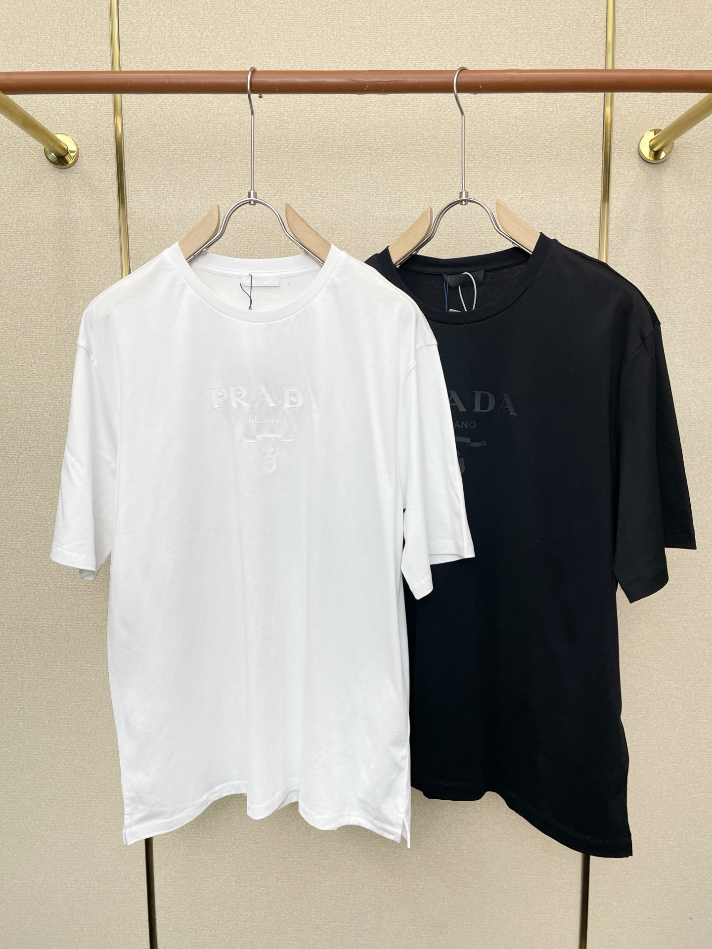 NO:746165,.Prada exclusively offers new original men's casual short sleeves, embossed solid color logo short sleeves, high-end customization, high-end version, fashionable and versatile imported fabrics, super soft and delicate to the touch, skin-friendly and comfortable to wear, high-end boutique, exquisite upper body made by the factory, very good, men's must-have item, complete with three standards, size S-XL, prada, prada, T-shirt,19860909.Prada普拉达独家专供新款原单男士休闲短袖 压花纯色logo短袖 高端定制 高端版本 时尚百搭爆款进口面料 手感超柔软细腻 穿着亲肤舒适 高端精品 代工厂精细做上身非常赞 男士必备单品 三标齐全 码数S-XL,,prada,prada,T-shirt,,Men's clothing