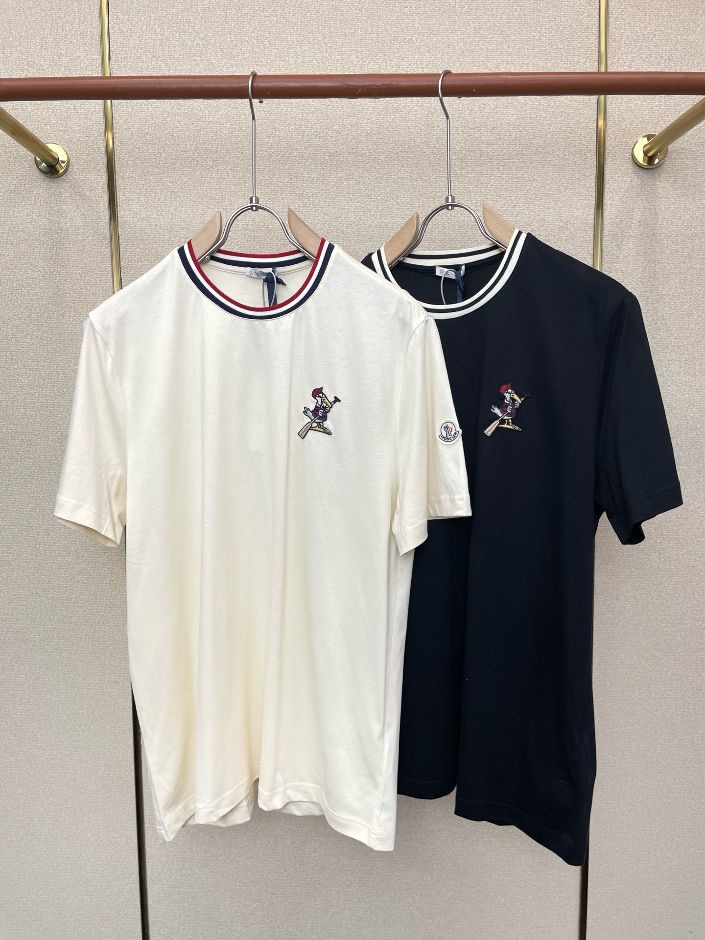 NO:746199,.Moncler Men's Men's Casual Short Sleeves, Embroidered Cotton Short Sleeves, High-end Customized, High-End Versions, Fashionable and Versatile, Popular Imported Fabrics, Super Soft and Delicate, Skin-friendly and Comfortable, High-End Boutique, The Upper Body Made by the OEM is Excellent, Men's Necessary Items, Complete with Three Standards, Sizes S-XL, Moncler, T-shirt,19860909.Moncler蒙口独家专供新款原单男士休闲短袖 刺绣棉质短袖 高端定制 高端版本 时尚百搭爆款进口面料 手感超柔软细腻 穿着亲肤舒适 高端精品 代工厂精细做上身非常赞 男士必备单品 三标齐全 码数S-XL,,Moncler,T-shirt,,Men's clothing