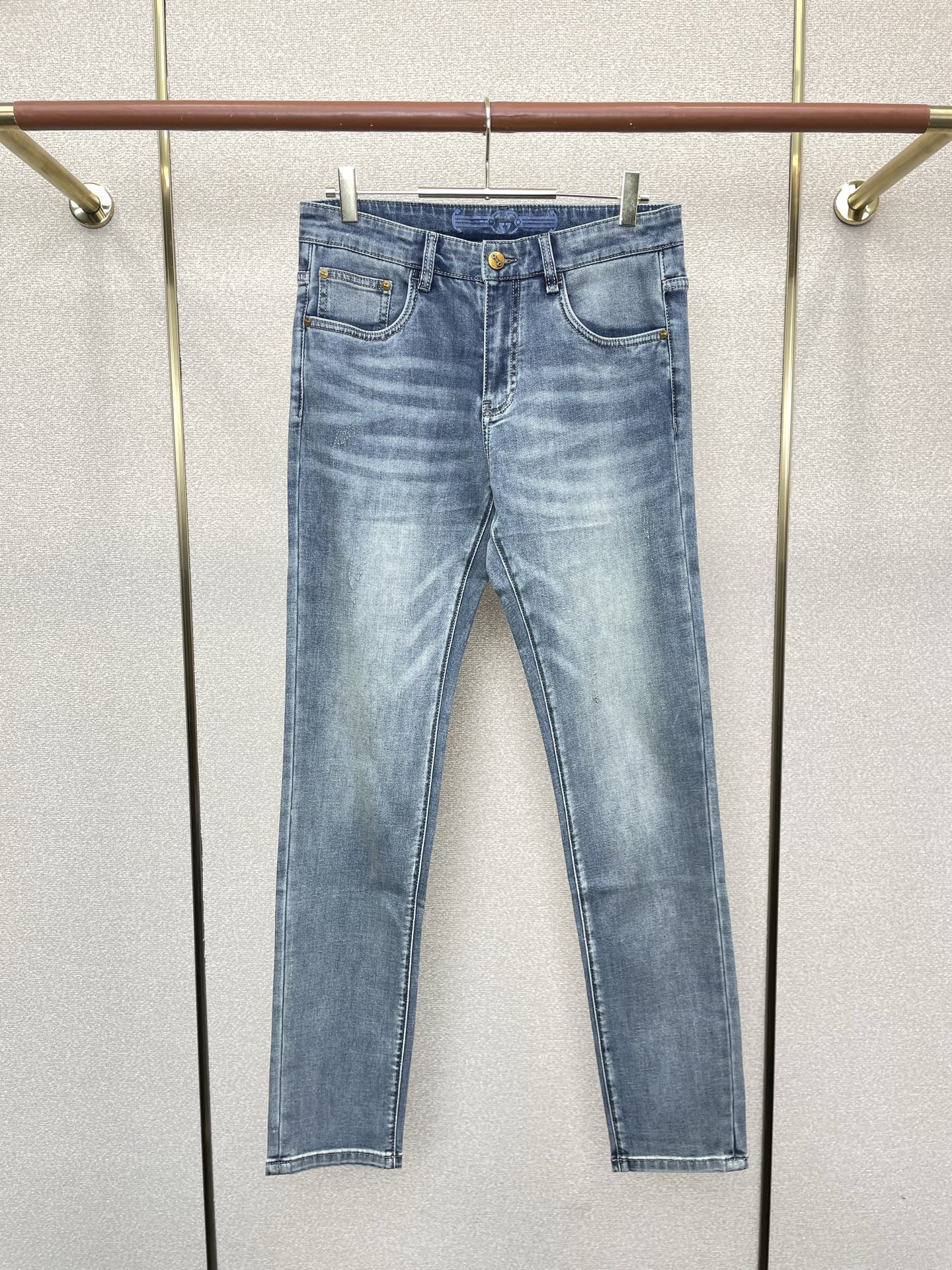 NO:746130,.Gucci Gucci exclusively offers high-end versions of new casual jeans!  Custom-made fabrics at the counter are highly breathable and comfortable, with impeccable details and brand element design concepts, reflecting high quality. It feels delicate and soft!  It presents a casual cut and the upper body shape is awesome!  Code number 29-38,,gucci,gucci,jeans,19860909.Gucci古驰独家专供新款休闲牛仔裤高端版本！专柜定制面料 透气舒适度高,细节无可挑剔,品牌元素设计理念,体现高品质.手感细腻柔软！呈现休闲裁剪,上身版型超赞！码数29-38,,gucci,gucci,jeans,,Men's clothing