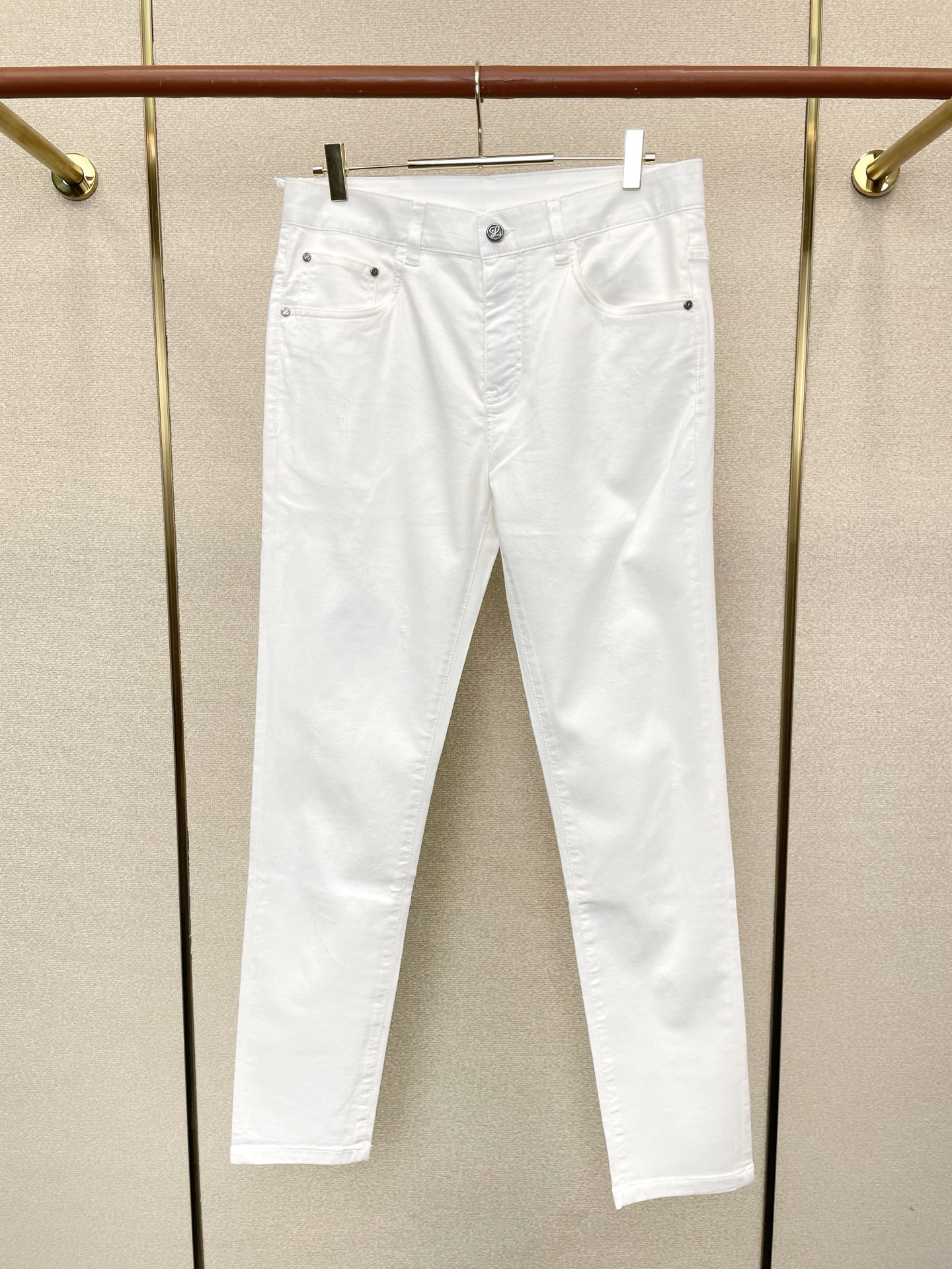NO:746171,.LOEWE exclusively provides high-end versions of new casual jeans!  Custom-made fabrics at the counter are highly breathable and comfortable, with impeccable details and brand element design concepts, reflecting high quality. It feels delicate and soft!  It presents a casual cut and the upper body shape is awesome!  Code number 29-38,,loewe,loewe,jeans,19860909.LOEWE罗意威独家专供新款休闲牛仔裤高端版本！专柜定制面料 透气舒适度高,细节无可挑剔,品牌元素设计理念,体现高品质.手感细腻柔软！呈现休闲裁剪,上身版型超赞！码数29-38,,loewe,loewe,jeans,,Men's clothing