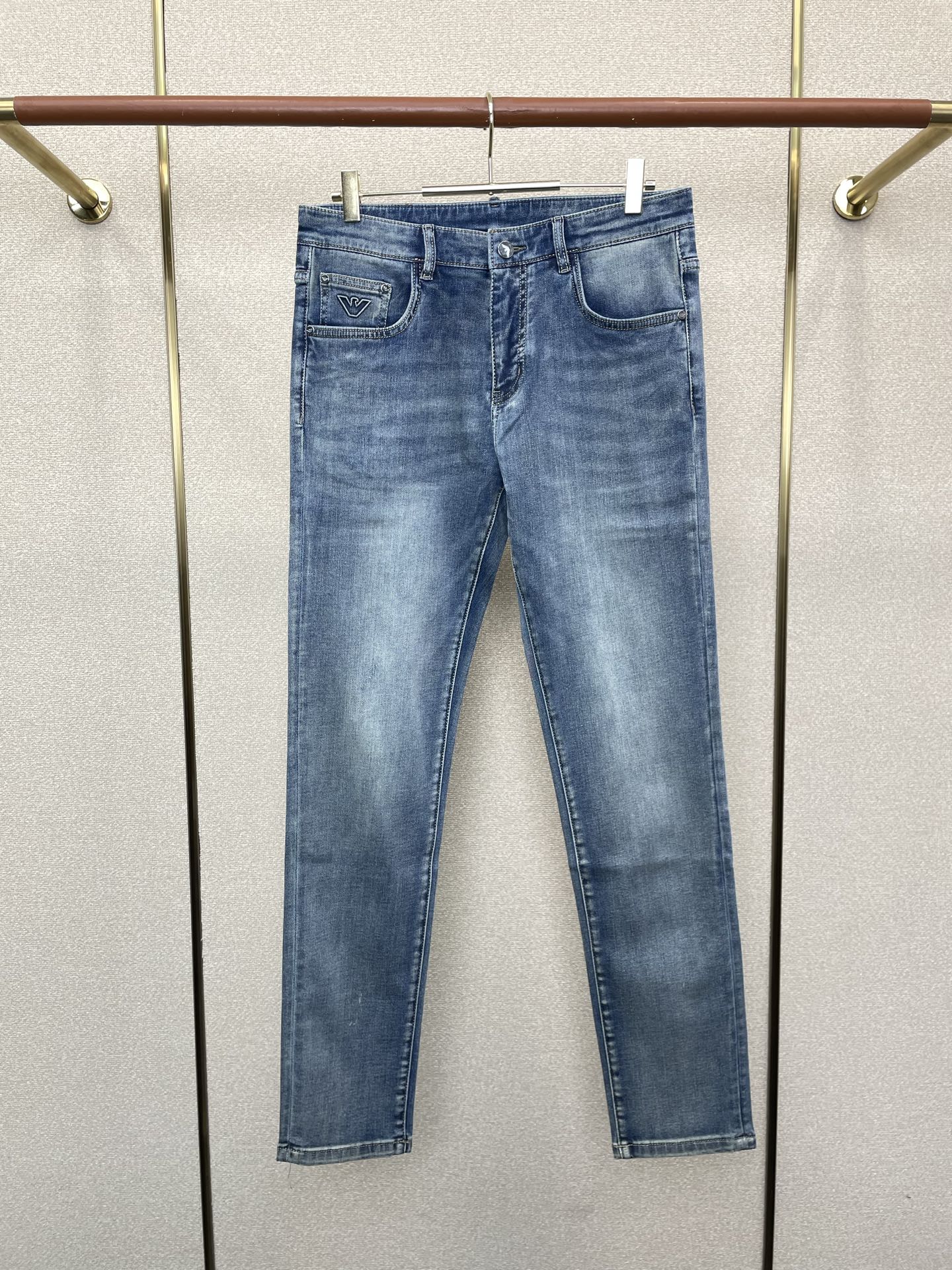 NO:746159,.ARMANI Armani exclusively provides high-end versions of new casual jeans!  Custom-made fabrics at the counter are highly breathable and comfortable, with impeccable details and brand element design concepts, reflecting high quality. It feels delicate and soft!  It presents a casual cut and the upper body shape is awesome!  Code number 29-38,,armani,armani,jeans,19860909.ARMANI阿玛尼独家专供新款休闲牛仔裤高端版本！专柜定制面料 透气舒适度高,细节无可挑剔,品牌元素设计理念,体现高品质.手感细腻柔软！呈现休闲裁剪,上身版型超赞！码数29-38,,armani,armani,jeans,,Men's clothing