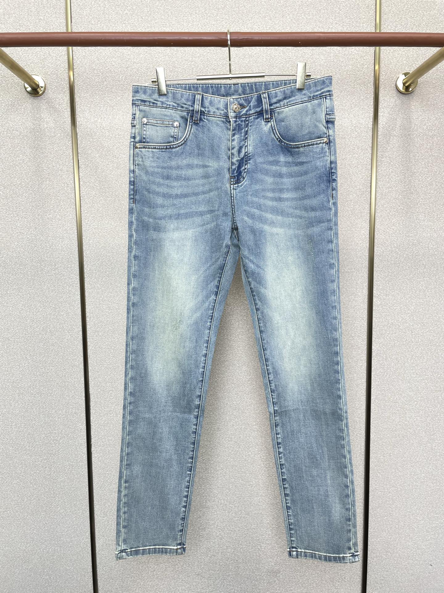 NO:746183,.BALENCIAGA exclusively offers high-end versions of new casual jeans!  Custom-made fabrics at the counter are highly breathable and comfortable, with impeccable details and brand element design concepts, reflecting high quality. It feels delicate and soft!  It presents a casual cut and the upper body shape is awesome!  Code number 29-38,,balenciaga,balenciaga,jeans,19860909.BALENCIAGA巴黎世家独家专供新款休闲牛仔裤高端版本！专柜定制面料 透气舒适度高,细节无可挑剔,品牌元素设计理念,体现高品质.手感细腻柔软！呈现休闲裁剪,上身版型超赞！码数29-38,,balenciaga,balenciaga,jeans,,Men's clothing