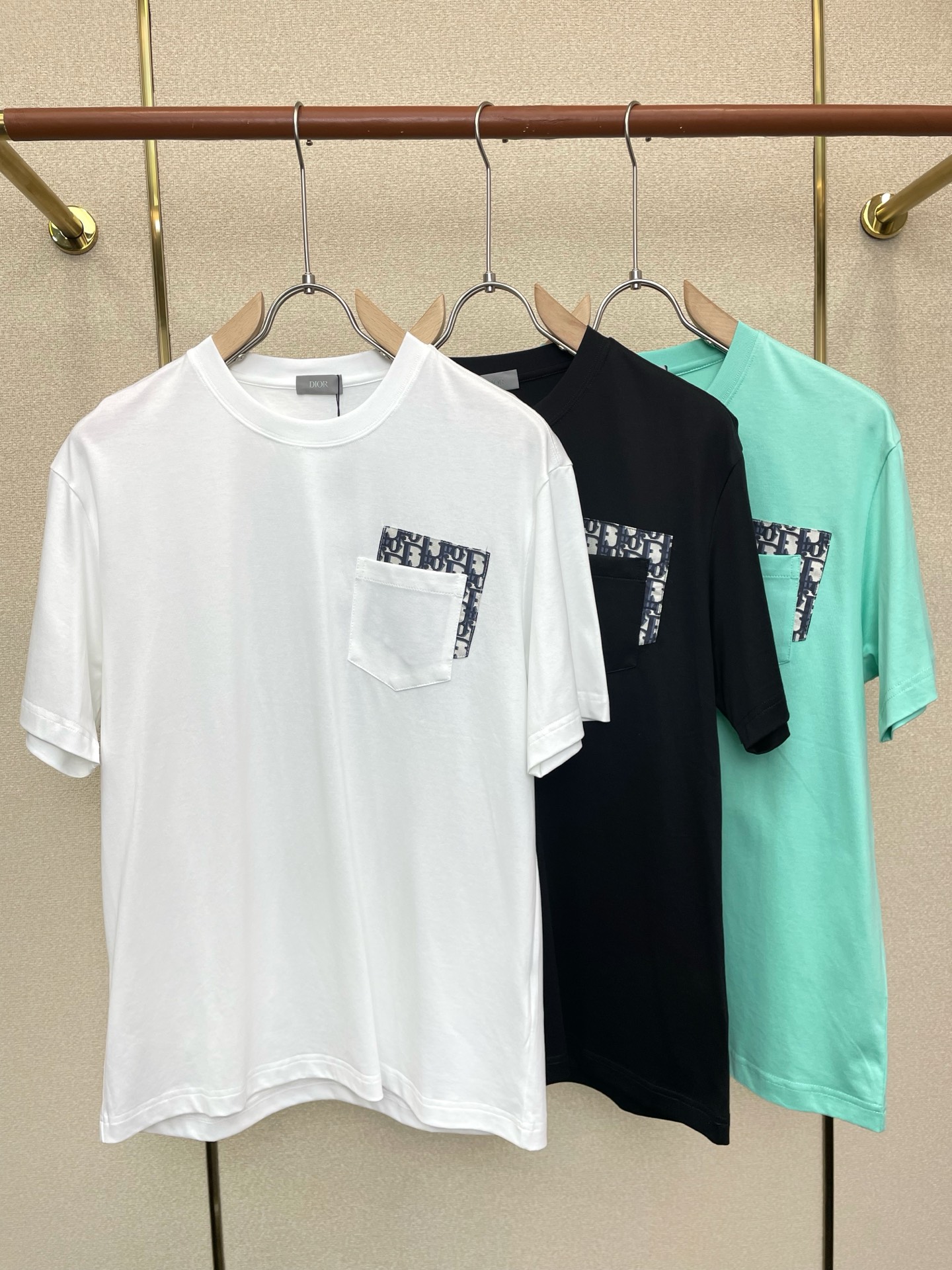 NO:746200,.Dior Dior exclusively provides new original men's casual short sleeves. High-end customization. High-end version. Fashionable and versatile imported fabrics. Super soft and delicate feel. Skin-friendly and comfortable to wear. High-end boutique. The upper body is exquisitely made by the factory. A must-have item for men. Complete with three standards. Size M-3XL, dior, dior, T-shirt,19860909.Dior迪奥独家专供新款原单男士休闲短袖 高端定制 高端版本 时尚百搭爆款进口面料 手感超柔软细腻 穿着亲肤舒适 高端精品 代工厂精细做上身非常赞 男士必备单品 三标齐全 码数M-3XL,,dior,dior,T-shirt,,Men's clothing