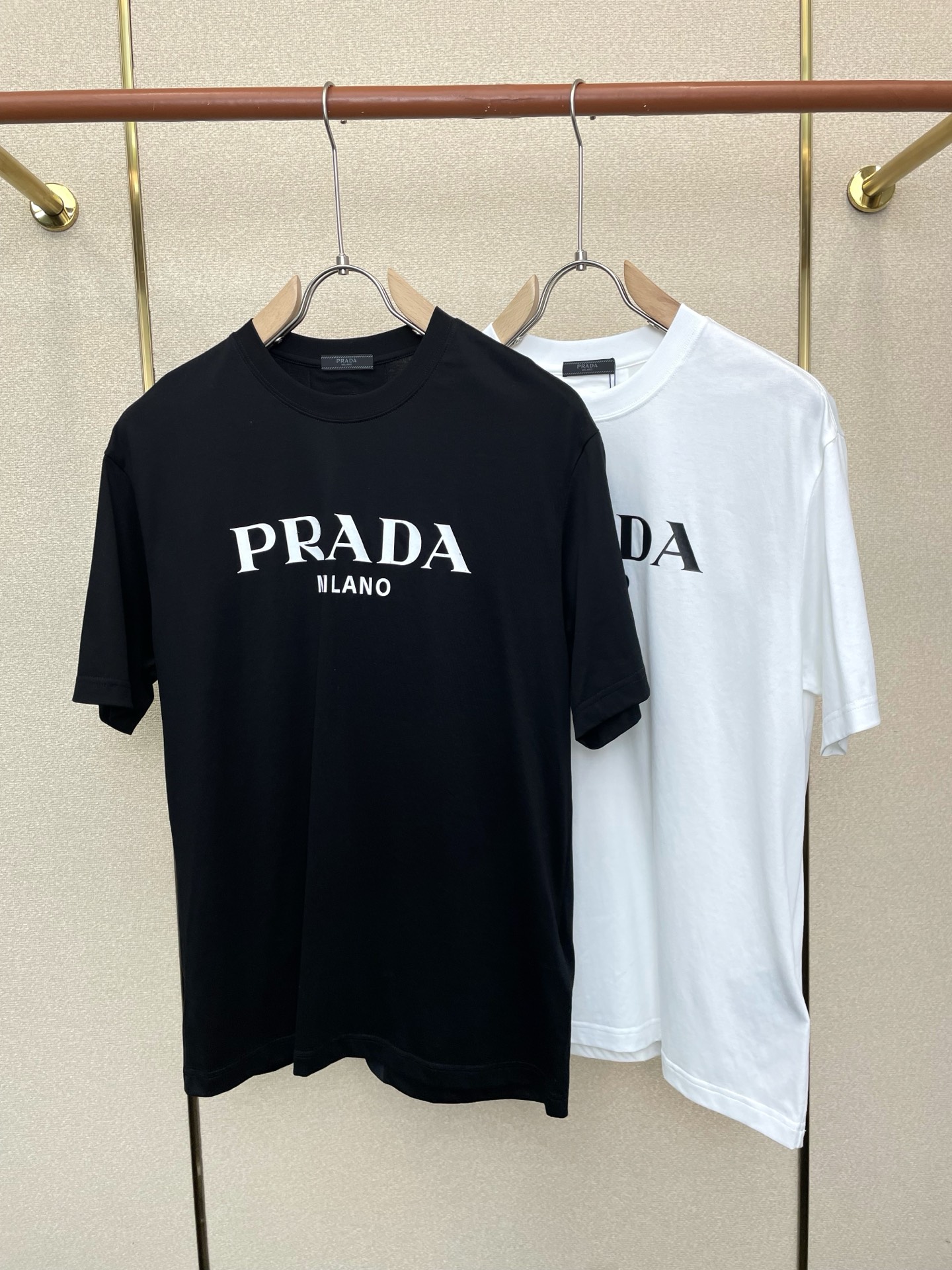 NO:746222,.Prada exclusively supplies new original men's casual short-sleeves. High-end customization. High-end version. Fashionable and versatile imported fabrics. Super soft and delicate feel. Skin-friendly and comfortable to wear. High-end boutique. The upper body is exquisitely made by the factory. A must-have item for men. Complete with three standards. Size M-3XL, prada, prada, T-shirt,19860909.Prada普拉达独家专供新款原单男士休闲短袖 高端定制 高端版本 时尚百搭爆款进口面料 手感超柔软细腻 穿着亲肤舒适 高端精品 代工厂精细做上身非常赞 男士必备单品 三标齐全 码数M-3XL,,prada,prada,T-shirt,,Men's clothing