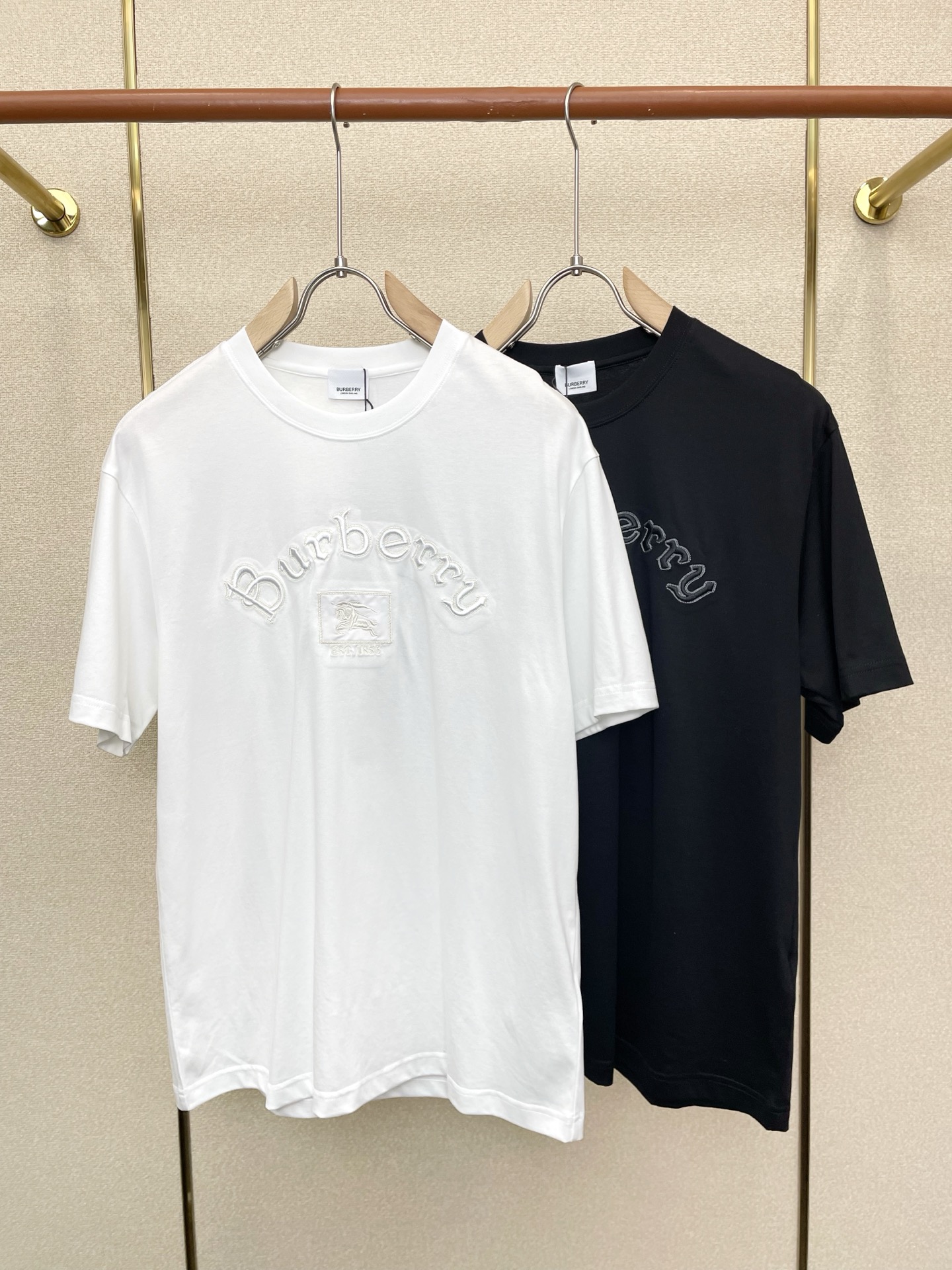 NO:746169,.Burberry exclusively supplies new original men's casual short sleeves. High-end customization. High-end version. Fashionable and versatile imported fabrics. Super soft and delicate feel. Skin-friendly and comfortable to wear. High-end boutique. The upper body is exquisitely made by the factory. A must-have item for men. Three complete standards. Size M-3XL,,burberry,burberry,T-shirt,19860909.Burberry巴宝莉独家专供新款原单男士休闲短袖 高端定制 高端版本 时尚百搭爆款进口面料 手感超柔软细腻 穿着亲肤舒适 高端精品 代工厂精细做上身非常赞 男士必备单品 三标齐全 码数M-3XL,,burberry,burberry,T-shirt,,Men's clothing