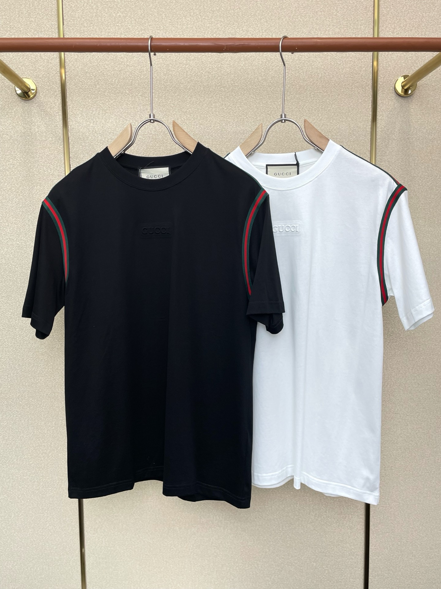 NO:746201,.Gucci Gucci exclusively provides new original men's casual short sleeves. High-end customization. High-end version. Fashionable and versatile imported fabrics. Super soft and delicate feel. Skin-friendly and comfortable to wear. High-end boutique. The upper body is exquisitely made by the factory. A must-have item for men. Three complete standards. Size M-3XL,,gucci,gucci,T-shirt,19860909.Gucci古驰独家专供新款原单男士休闲短袖 高端定制 高端版本 时尚百搭爆款进口面料 手感超柔软细腻 穿着亲肤舒适 高端精品 代工厂精细做上身非常赞 男士必备单品 三标齐全 码数M-3XL,,gucci,gucci,T-shirt,,Men's clothing
