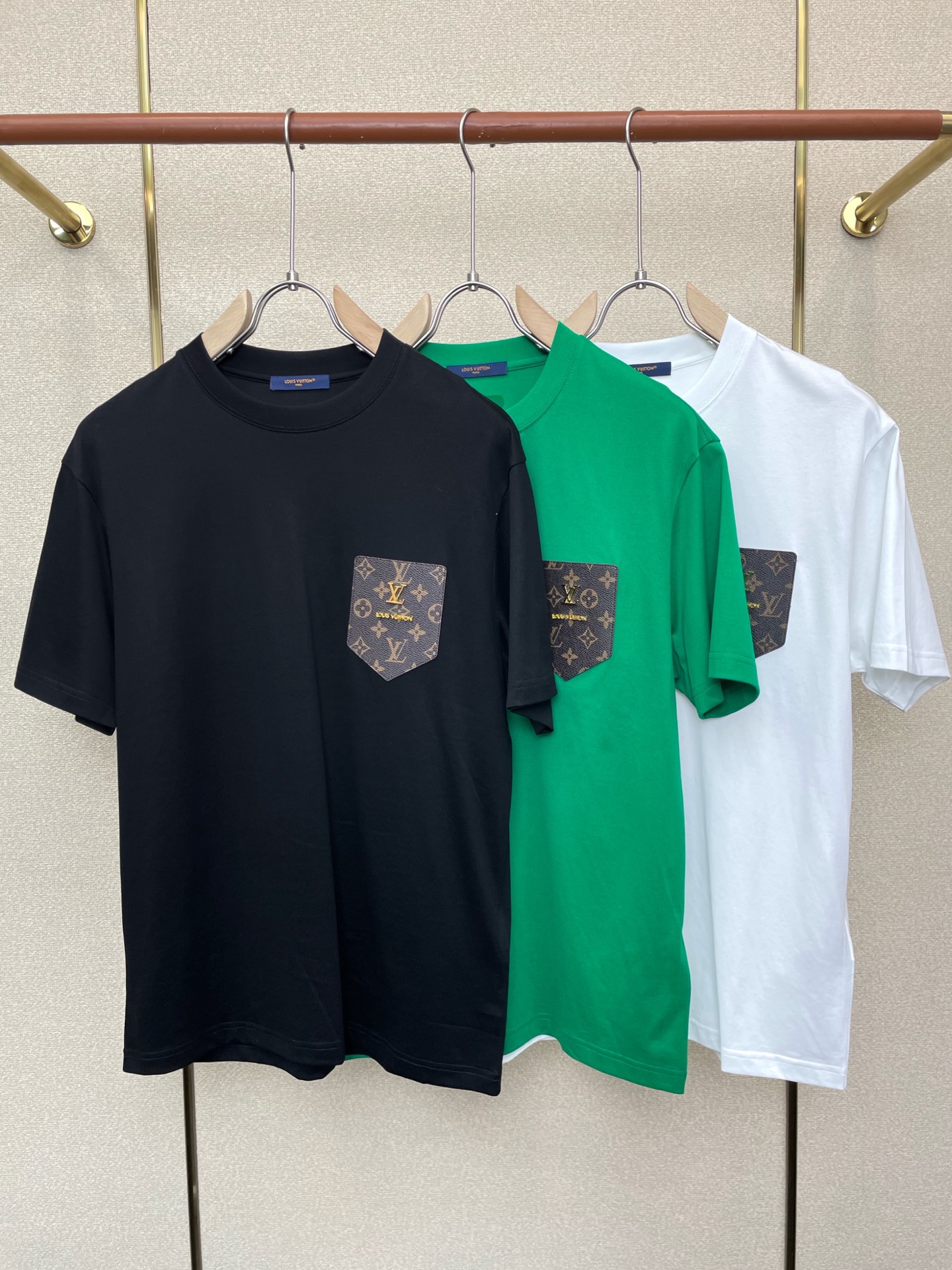 NO:746202,.Louis Vuitton Louis Vuitton exclusively offers new original men's casual short sleeves. High-end customization. High-end version. Fashionable and versatile imported fabrics. Super soft and delicate feel. Skin-friendly and comfortable to wear. High-end boutique. The upper body is finely made by the factory. It is a must-have item for men. Three standards are complete. Size M-3XL,, louis vuitton, louis vuitton, T-shirt,19860909.Louis Vuitton路易威登独家专供新款原单男士休闲短袖 高端定制 高端版本 时尚百搭爆款进口面料 手感超柔软细腻 穿着亲肤舒适 高端精品 代工厂精细做上身非常赞 男士必备单品 三标齐全 码数M-3XL,,louis vuitton,louis vuitton,T-shirt,,Men's clothing