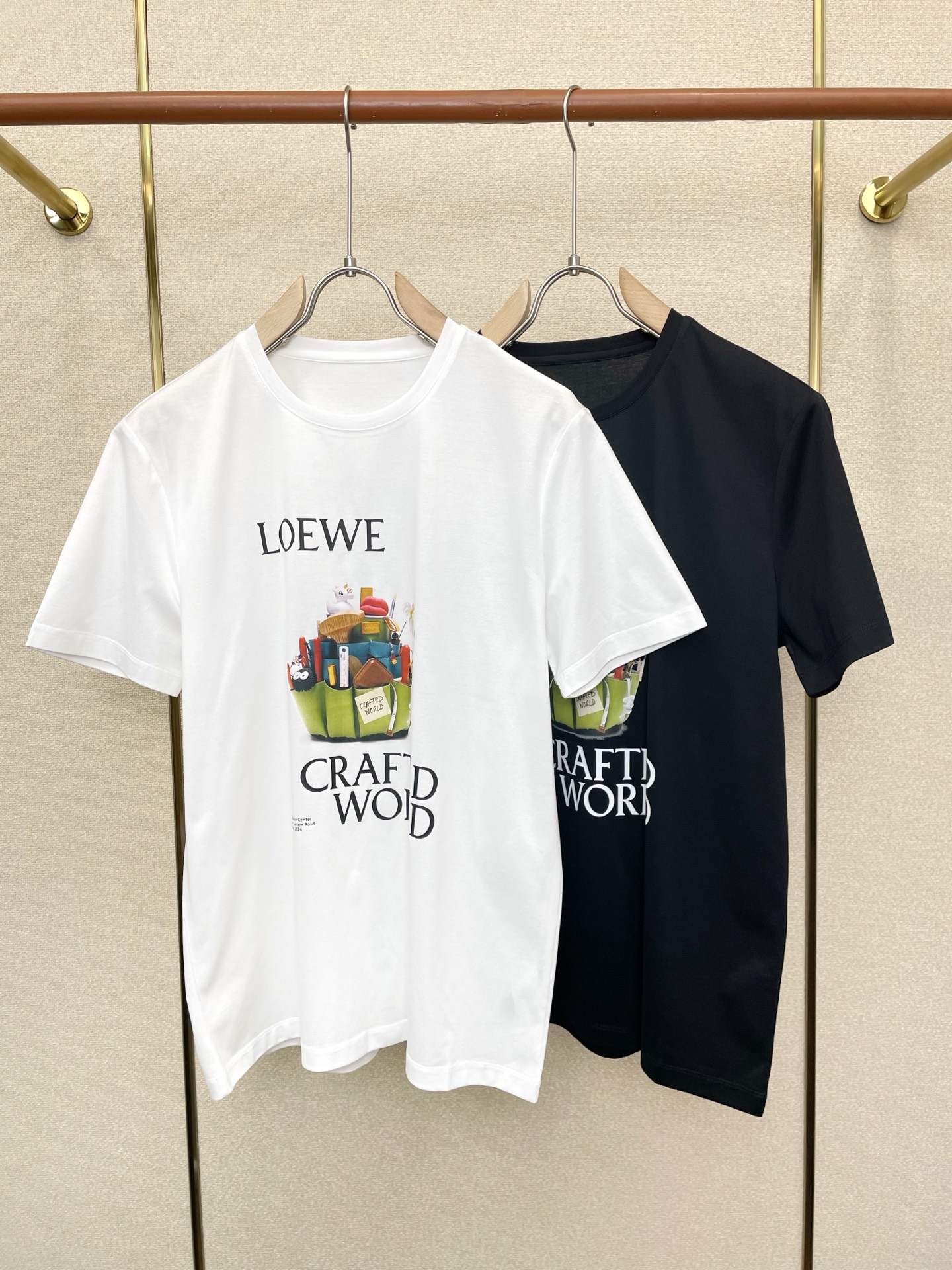 NO:746173,.LOEWE exclusively supplies new original men's casual short-sleeves, high-end customization, high-end version, fashionable and versatile imported fabrics, super soft and delicate to the touch, skin-friendly and comfortable to wear, high-end boutique, the upper body is exquisitely made by the factory, a must-have item for men, complete with three standards, size M-3XL,,loewe,loewe,T-shirt,19860909.LOEWE罗意威独家专供新款原单男士休闲短袖 高端定制 高端版本 时尚百搭爆款进口面料 手感超柔软细腻 穿着亲肤舒适 高端精品 代工厂精细做上身非常赞 男士必备单品 三标齐全 码数M-3XL,,loewe,loewe,T-shirt,,Men's clothing