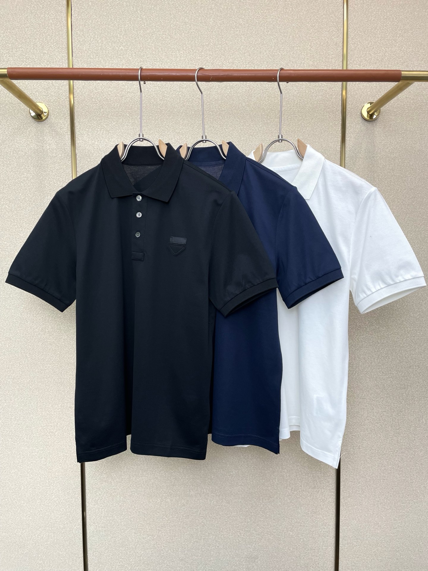 NO:746203,.Prada exclusively supplies new original men's casual short-sleeves. High-end customization. High-end version. Fashionable and versatile imported fabrics. Super soft and delicate feel. Skin-friendly and comfortable to wear. High-end boutique. The upper body is exquisitely made by the factory. A must-have item for men. Complete with three standards. Size M-3XL, prada, prada, T-shirt,19860909.Prada普拉达独家专供新款原单男士休闲短袖 高端定制 高端版本 时尚百搭爆款进口面料 手感超柔软细腻 穿着亲肤舒适 高端精品 代工厂精细做上身非常赞 男士必备单品 三标齐全 码数M-3XL,,prada,prada,T-shirt,,Men's clothing