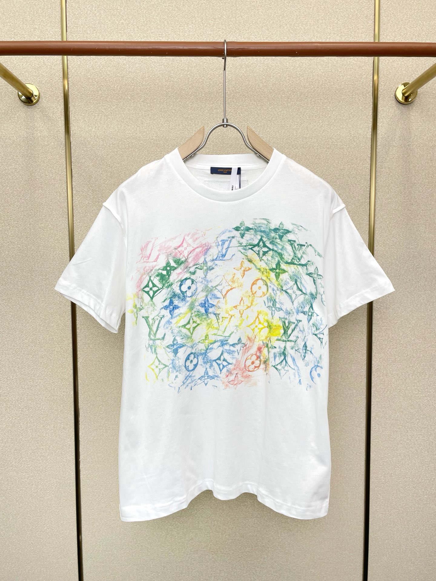 NO:746204,.Louis Vuitton Louis Vuitton exclusively offers new original men's casual short sleeves. Fully printed colorful short sleeves. High-end customization. High-end version. Fashionable and versatile imported fabrics. Super soft and delicate feel. Skin-friendly and comfortable to wear. High-end boutique. The upper body is exquisitely made by the factory. Men's must-have items. Three labels are complete. Size S-XL, Louis Vuitton, Louis Vuitton, T-shirt,19860909.Louis Vuitton路易威登独家专供新款原单男士休闲短袖 满印彩色短袖 高端定制 高端版本 时尚百搭爆款进口面料 手感超柔软细腻 穿着亲肤舒适 高端精品 代工厂精细做上身非常赞 男士必备单品 三标齐全 码数S-XL,,louis vuitton,louis vuitton,T-shirt,,Men's clothing