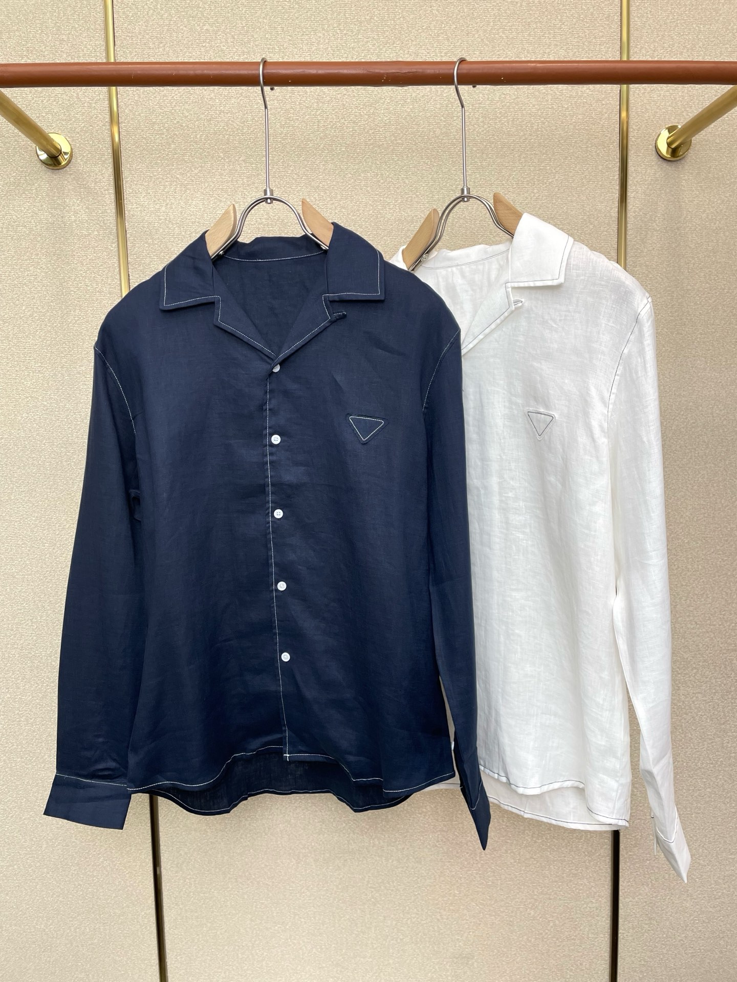 NO:746177,.Prada exclusively supplies new original men's casual shirts, high-end customization, high-end version, fashionable and versatile imported pure linen fabric, super soft and delicate to the touch, skin-friendly and comfortable to wear, high-end boutique, the upper body is exquisitely made by the factory, a must-have item for men, complete with three standards, size M-4XL,, prada, prada, shirts,19860909.Prada普拉达独家专供新款原单男士休闲衬衫 高端定制 高端版本 时尚百搭爆款进口纯亚麻面料 手感超柔软细腻 穿着亲肤舒适 高端精品 代工厂精细做上身非常赞 男士必备单品 三标齐全 码数M-4XL,,prada,prada,shirts,,Men's clothing