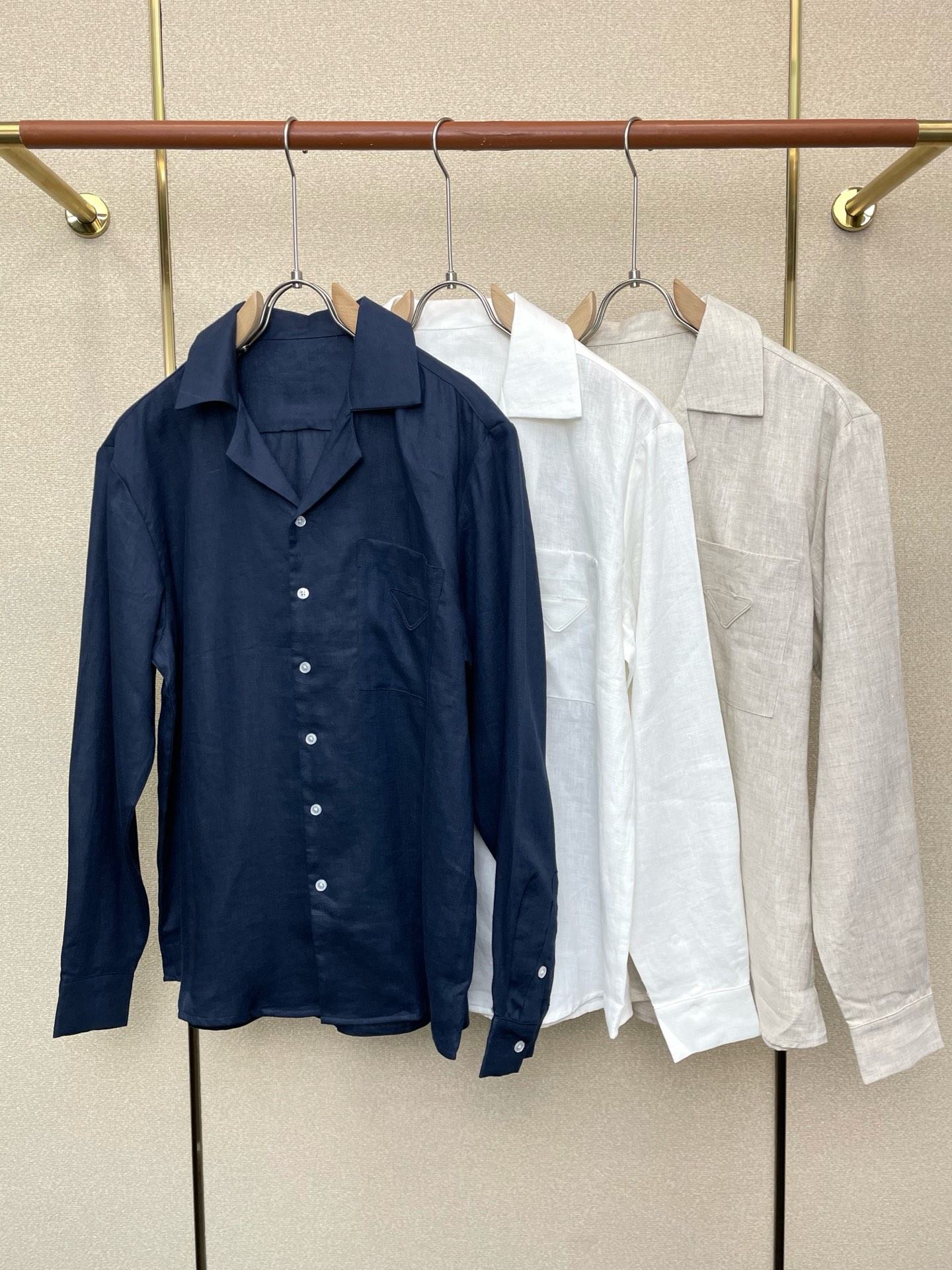 NO:746205,.Prada exclusively supplies new original men's casual shirts, high-end customization, high-end version, fashionable and versatile imported pure linen fabric, super soft and delicate to the touch, skin-friendly and comfortable to wear, high-end boutique, the upper body is exquisitely made by the factory, a must-have item for men, complete with three standards, size M-4XL,, prada, prada, shirts,19860909.Prada普拉达独家专供新款原单男士休闲衬衫 高端定制 高端版本 时尚百搭爆款进口纯亚麻面料 手感超柔软细腻 穿着亲肤舒适 高端精品 代工厂精细做上身非常赞 男士必备单品 三标齐全 码数M-4XL,,prada,prada,shirts,,Men's clothing